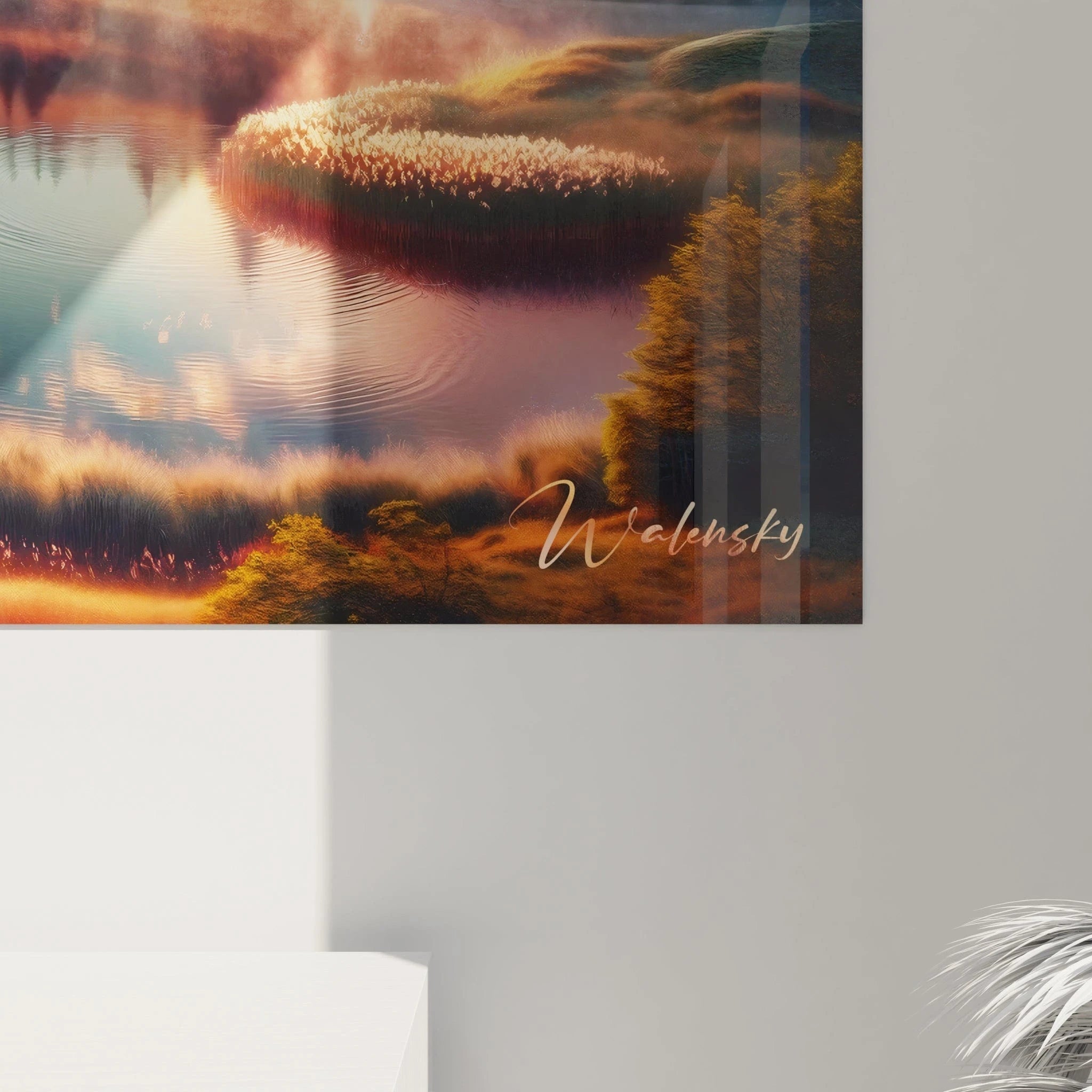 Un tableau paysage d'un paysage montagneux avec un lac central où se mirent les arbres environnants. Des herbes dorées et des fleurs roses bordent les rives. La lumière rasante du soleil filtre à travers la brume matinale, créant des rayons lumineux entre les sapins et illuminant les nuages stratifiés.