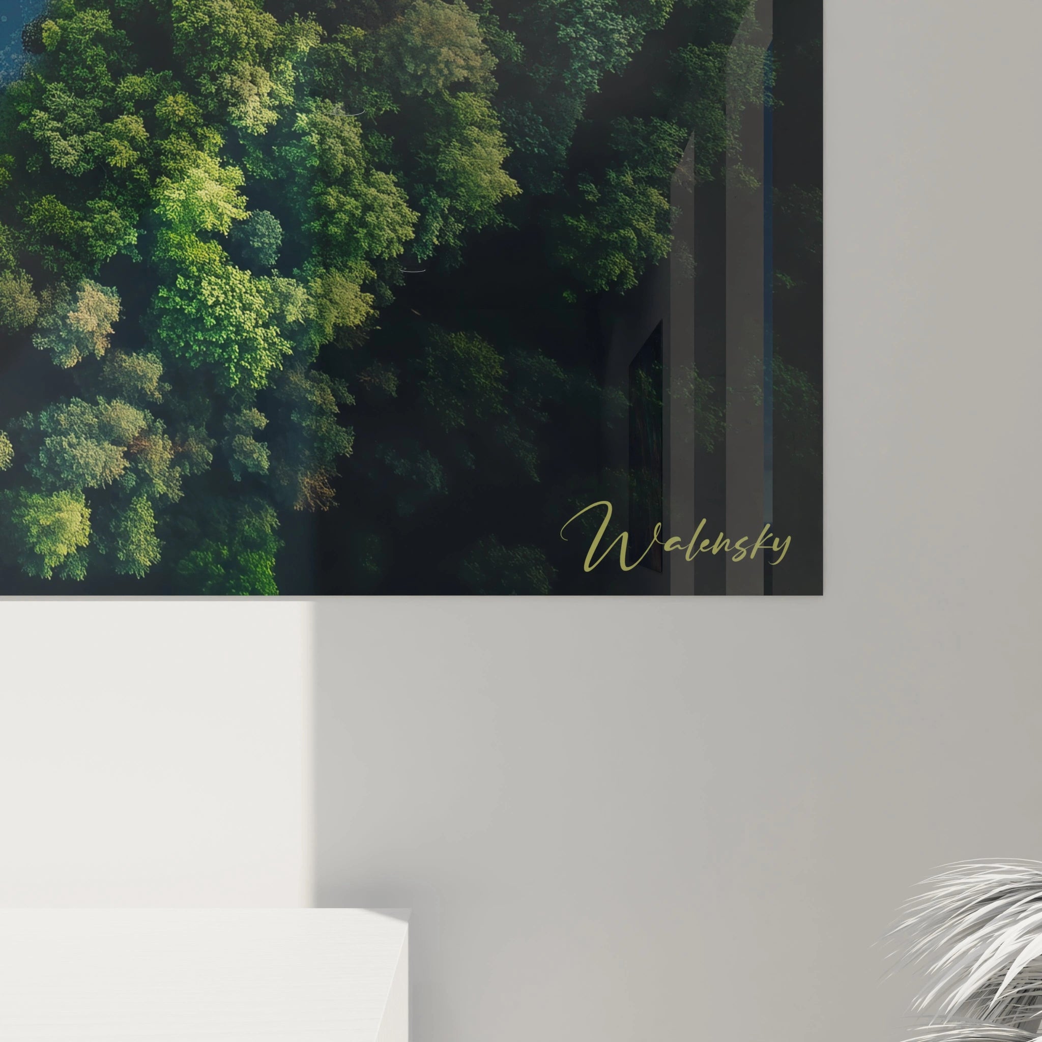 Un tableau paysage mettant en scène un lac enserré par une forêt luxuriante. Le bleu du plan d’eau contraste avec le vert dense des arbres, tandis que les textures naturelles ajoutent du relief visuel.