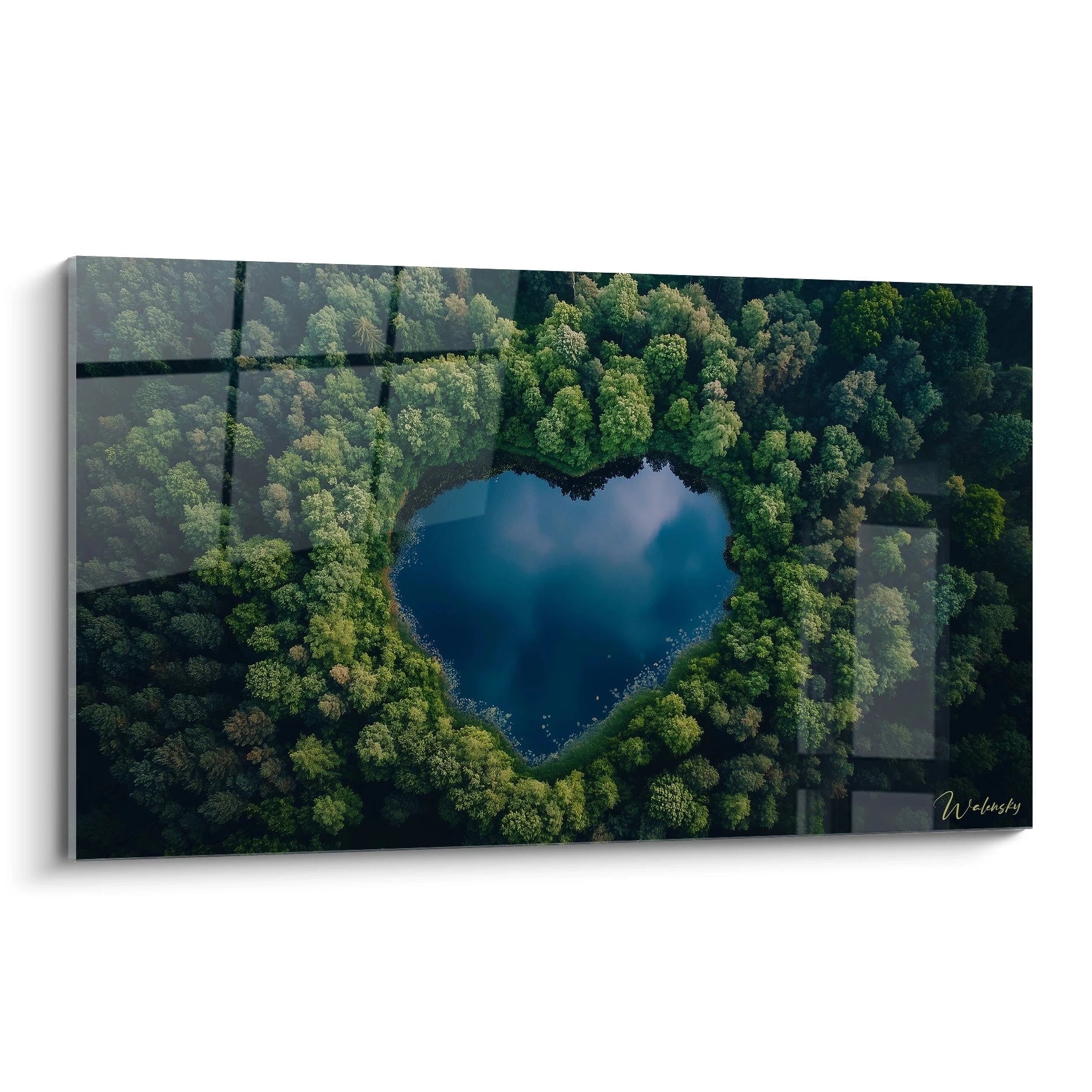 Un tableau paysage représentant un lac en forme de cœur entouré d’une forêt dense. Les couleurs dominantes sont le vert, le bleu et le beige, avec des textures détaillées de feuillage et de reflets aquatiques.