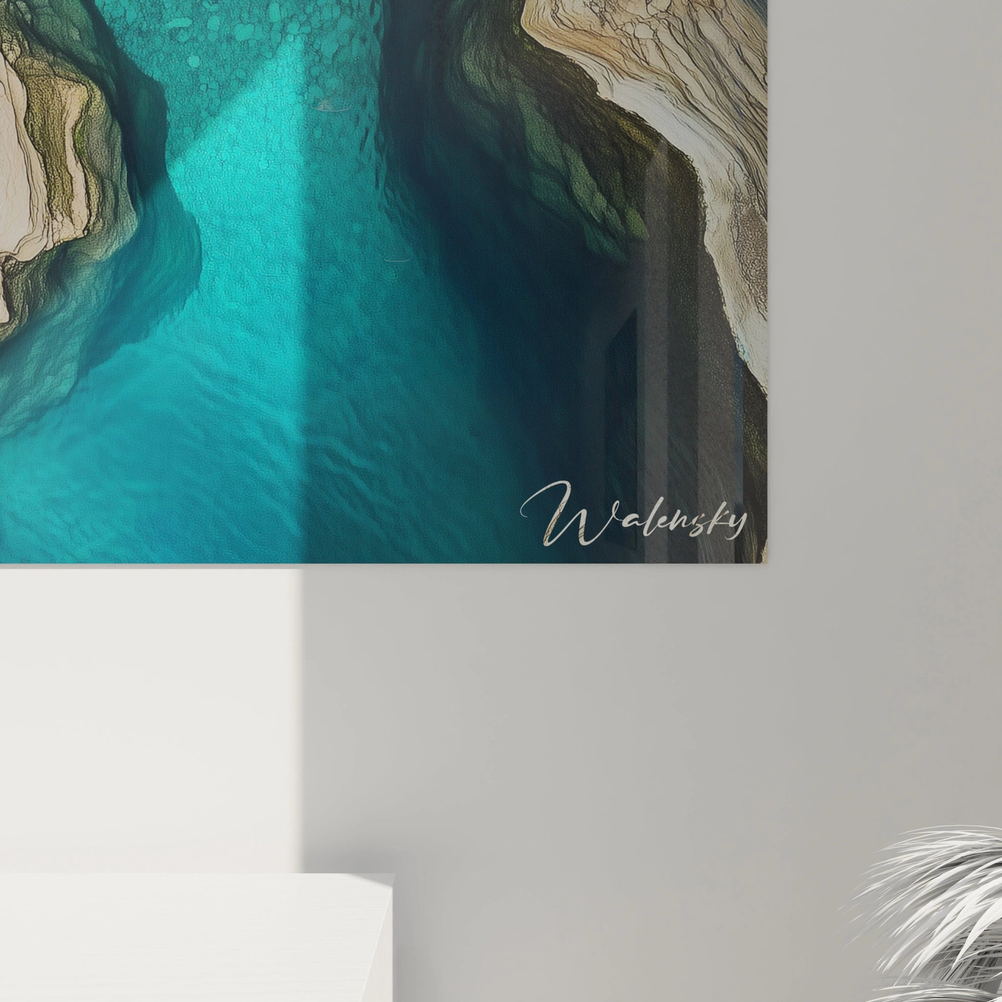 Un tableau paysage illustrant une crique encaissĂ©e aux falaises striĂ©es, alternant nuances de beige et de gris. Lâeau transparente rĂ©vĂšle un fond rocheux, jouant sur les reflets et la profondeur.