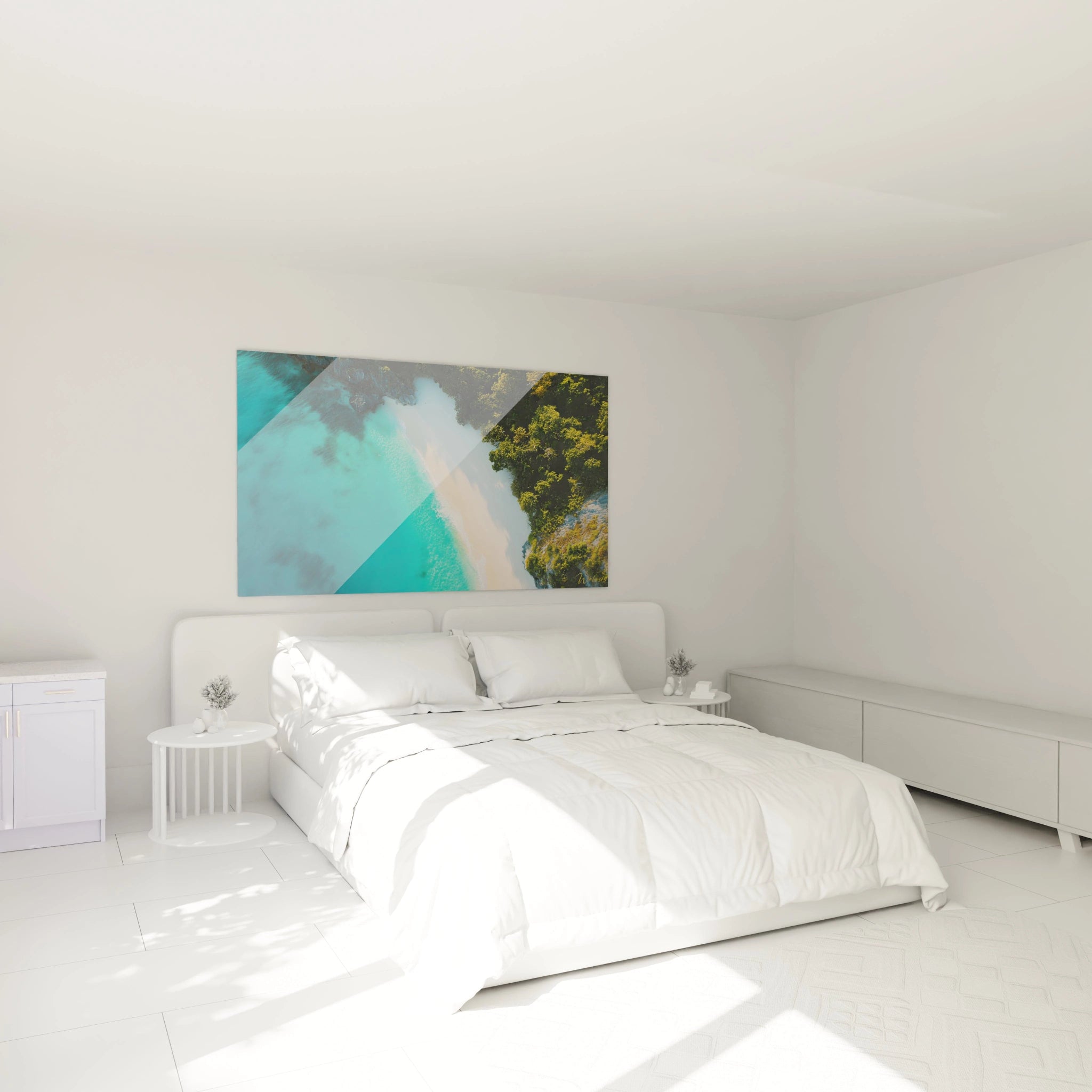 Tableau plage montrant des eaux turquoise transparentes vues du ciel, bordées de végétation dense verte et de sable beige, avec des variations de profondeur visibles dans l'eau.