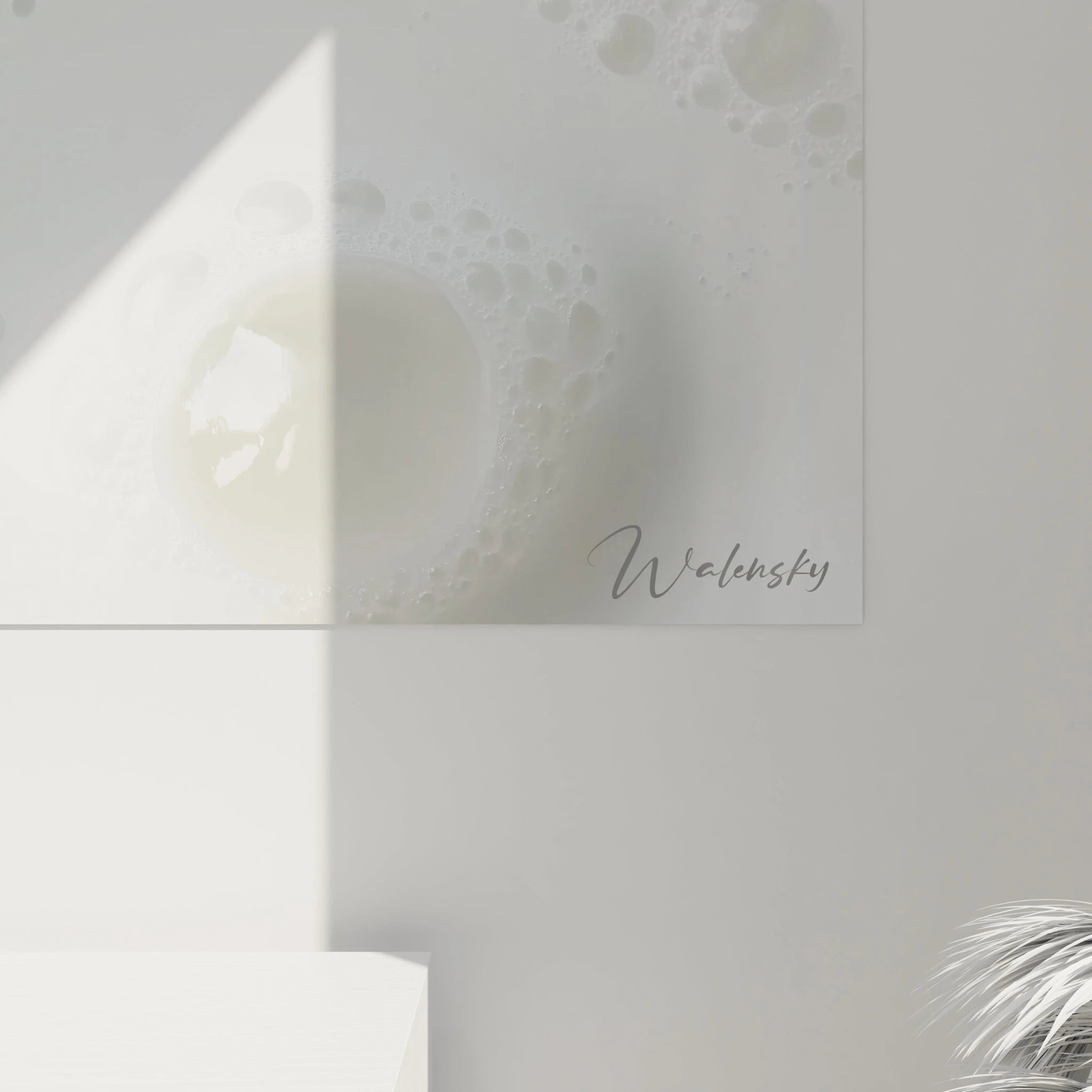 Un tableau lait montrant un ensemble de bulles en suspension dans un liquide blanc, avec des variations subtiles de tons gris et argentés, des surfaces réfléchissantes et des effets de lumière diffus.