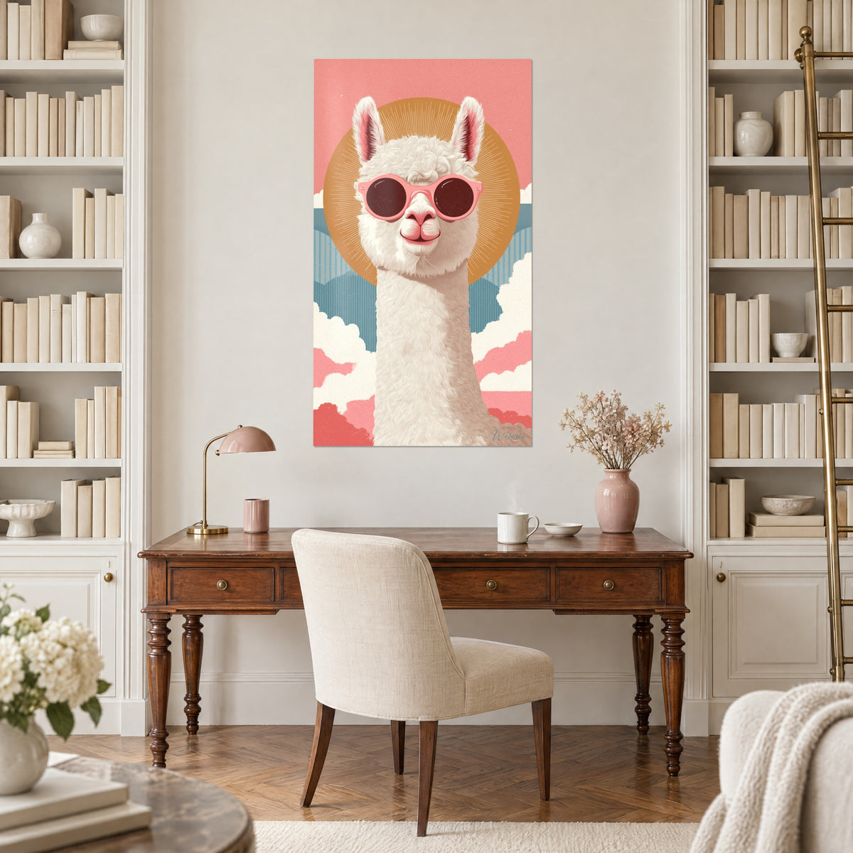 Quadro Ritratto di alpaca bianca con occhiali scuri, sole ocra e colline azzurre, tra due librerie, sopra una scrivania in legno