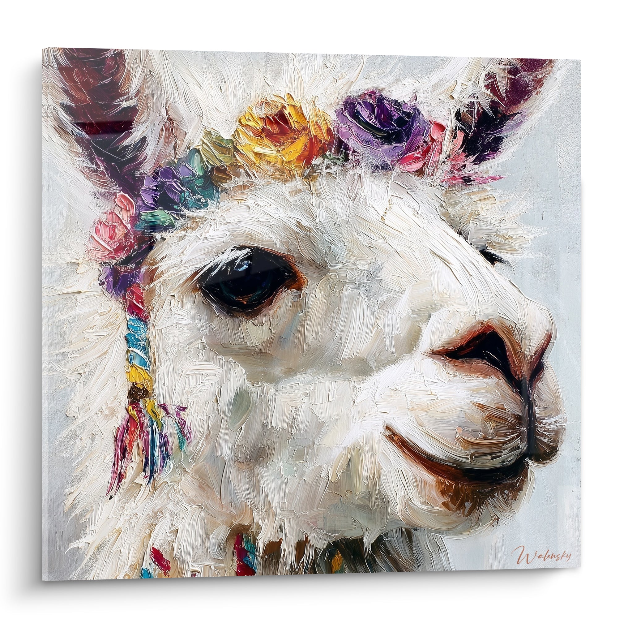 Lama blanc au regard doux, parure florale jaune, violette et turquoise en gros plan