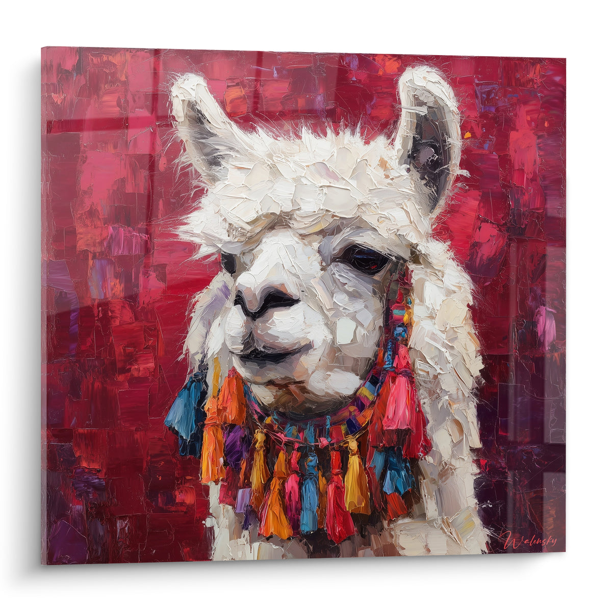 Lama blanc au pelage texturé, collier de pompons ocre et bleu marine, fond rouge grenat intense