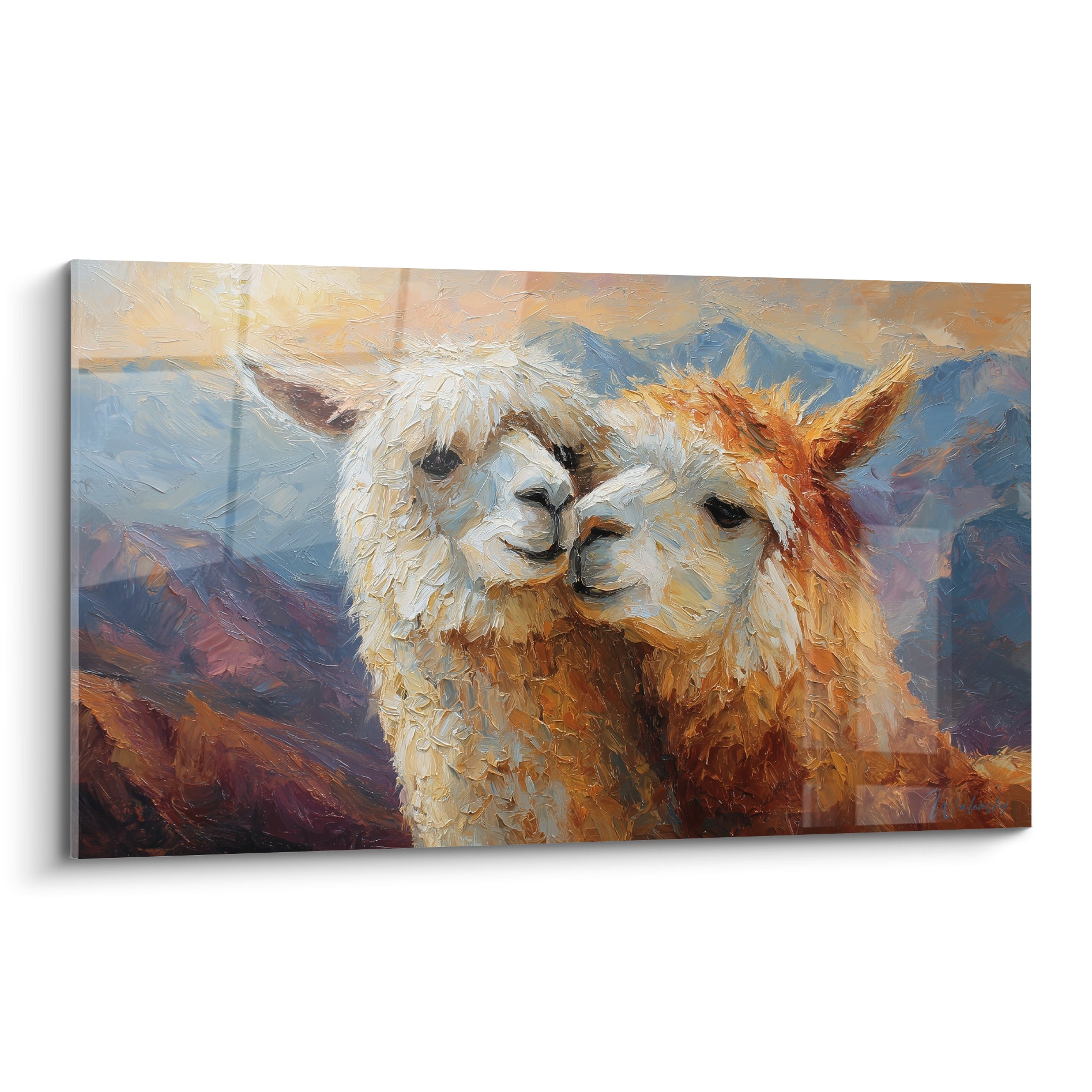 Lamas blanc et roux museaux rapprochés devant montagnes bleu ardoise et ciel doré