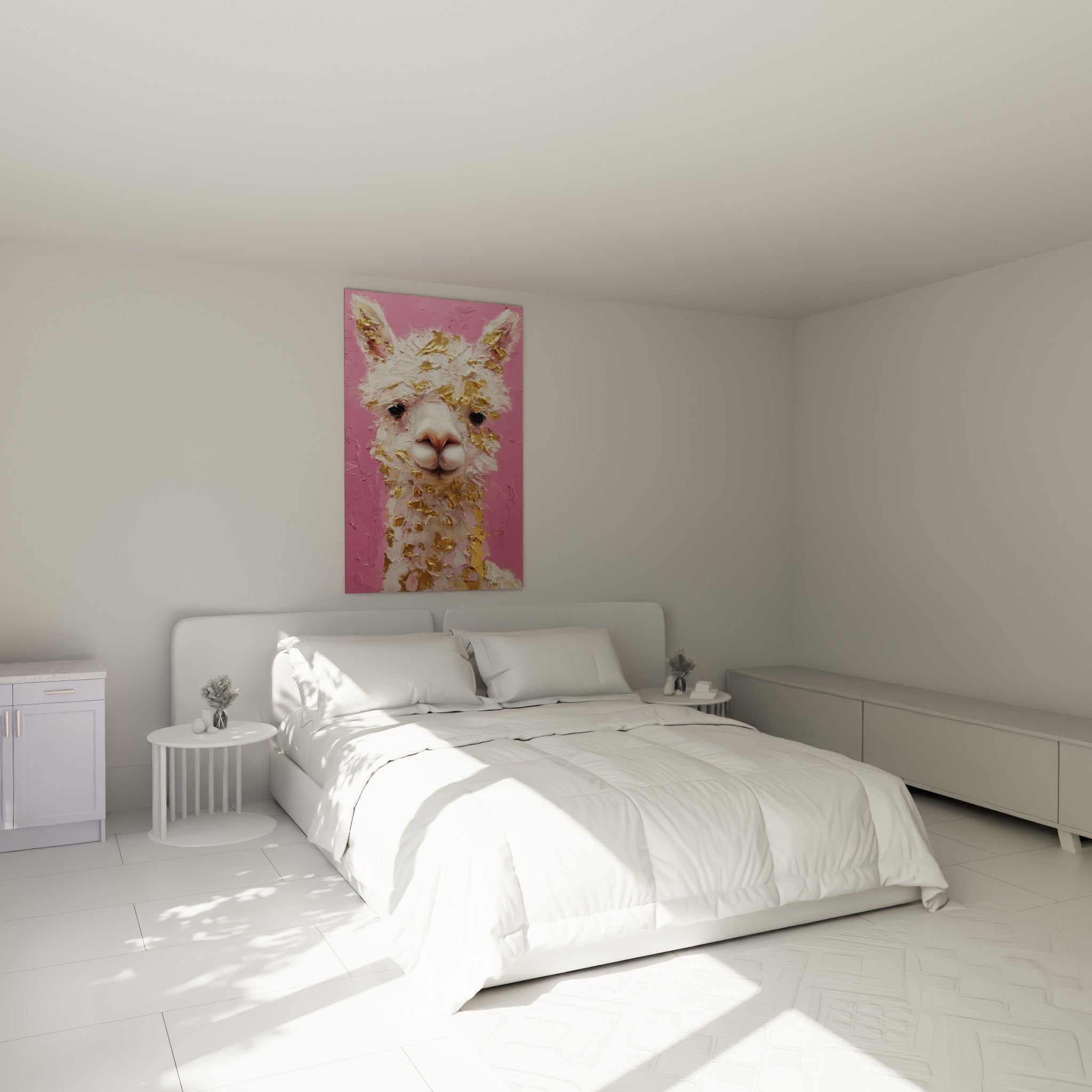 Museau rosé et fourrure dorée du lama accrochés au-dessus d'un lit dans une chambre claire