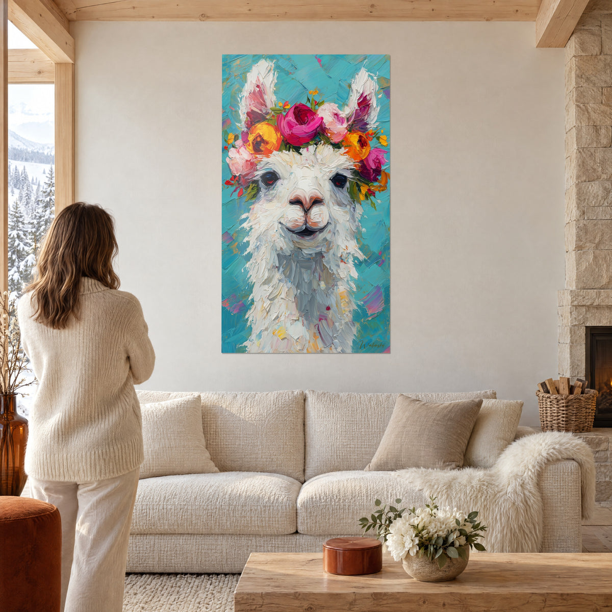 Quadro lama bianco incoronato di peonie rosa e gialle su fondo turchese, donna di spalle, sopra un divano in un soggiorno luminoso