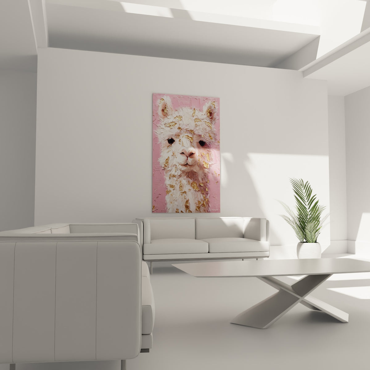Museau rosé du lama blanc aux touches dorées scintillantes, au-dessus d'un canapé dans un salon lumineux