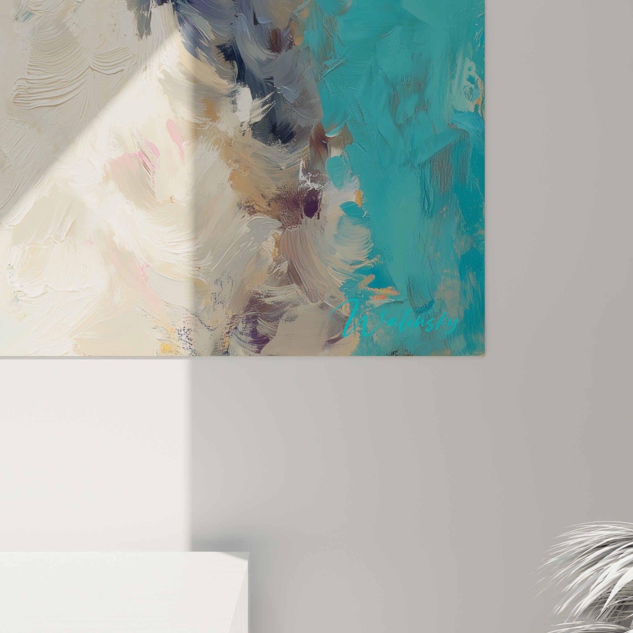 Empâtements épais du pelage blanc et pétales roses en relief sur ce tableau lama turquoise