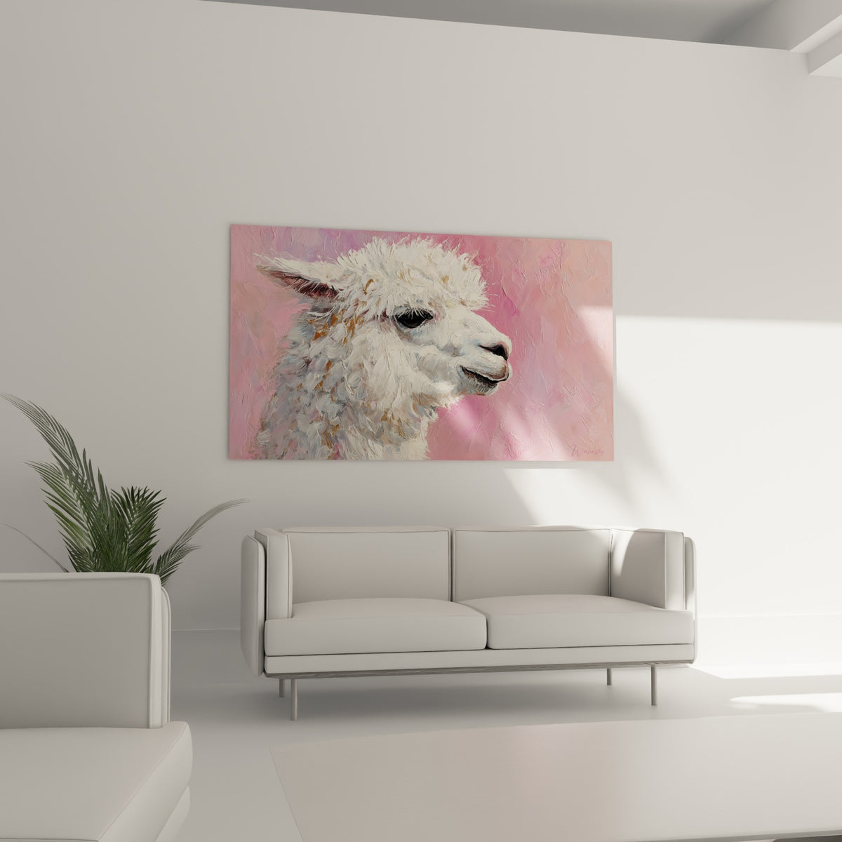 Tête de lama peinte en blanc crème et rose tendre, suspendue au-dessus d'un canapé dans un salon lumineux