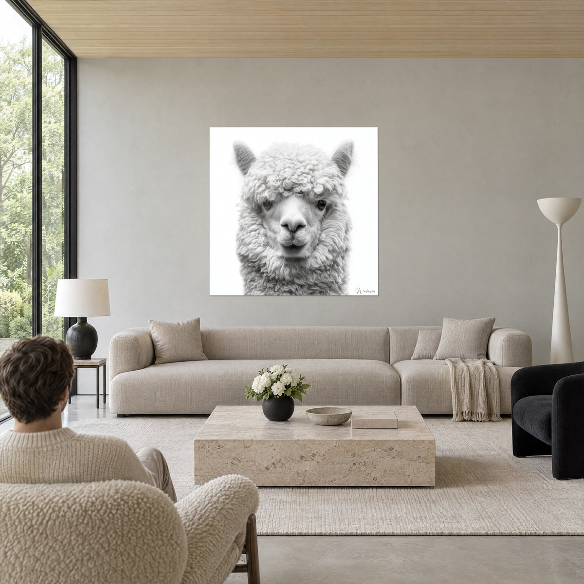 Gemälde Lama in Weiß mit arglosem Blick, perlgraue lockige Wolle auf weißem Hintergrund, über einem Sofa in einem hellen Wohnzimmer