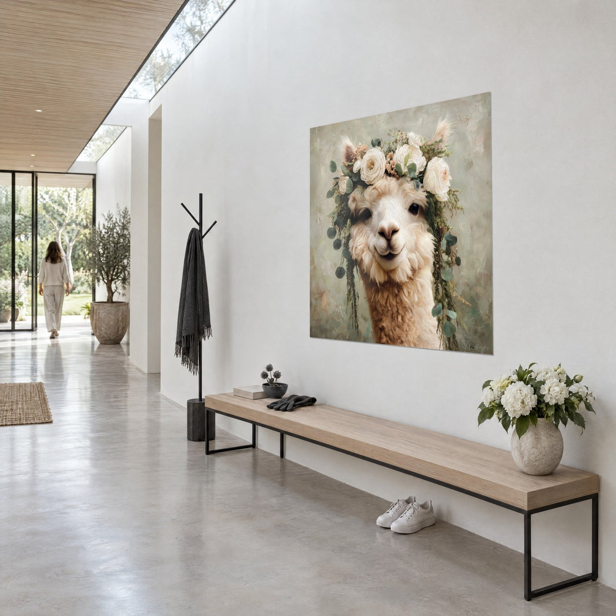 Schilderij van een wollige beige en witte lama, hangende eucalyptusslinger, gepatineerde grijsgroene achtergrond, lichte muur van een glazen gang