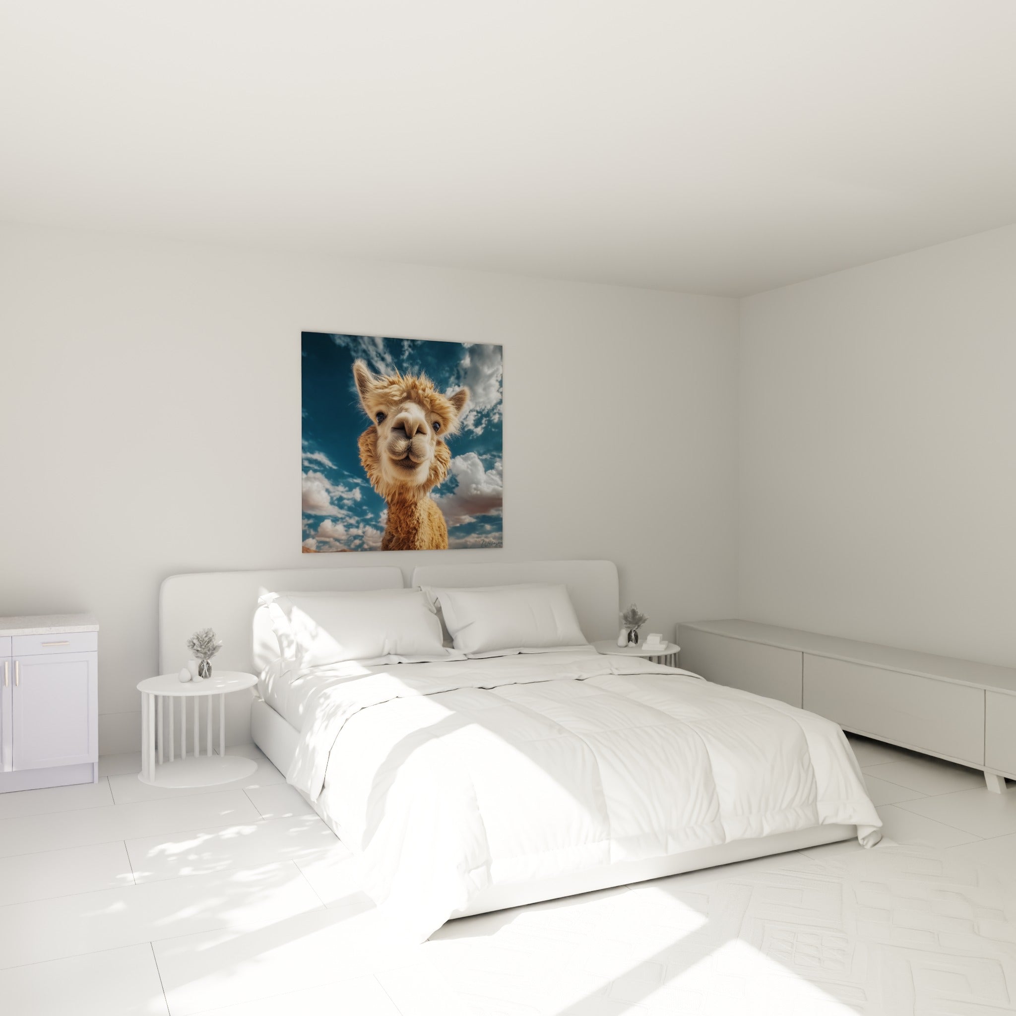 Museau de lama fauve et beige accroché au-dessus d'un lit dans une chambre claire