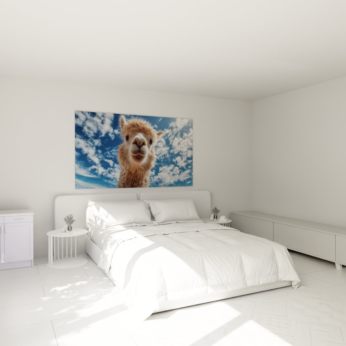 Museau attendrissant du lama beige et blanc placé au-dessus d'un lit dans une chambre claire