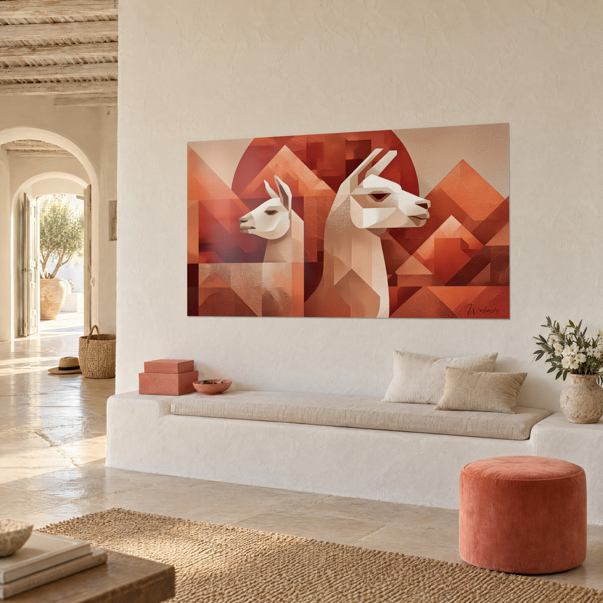 Schilderij duo van crèmekleurige kameelachtigen voor oranje en bordeauxrode bergen, opgehangen aan een kalkmuur naast een lichte bank