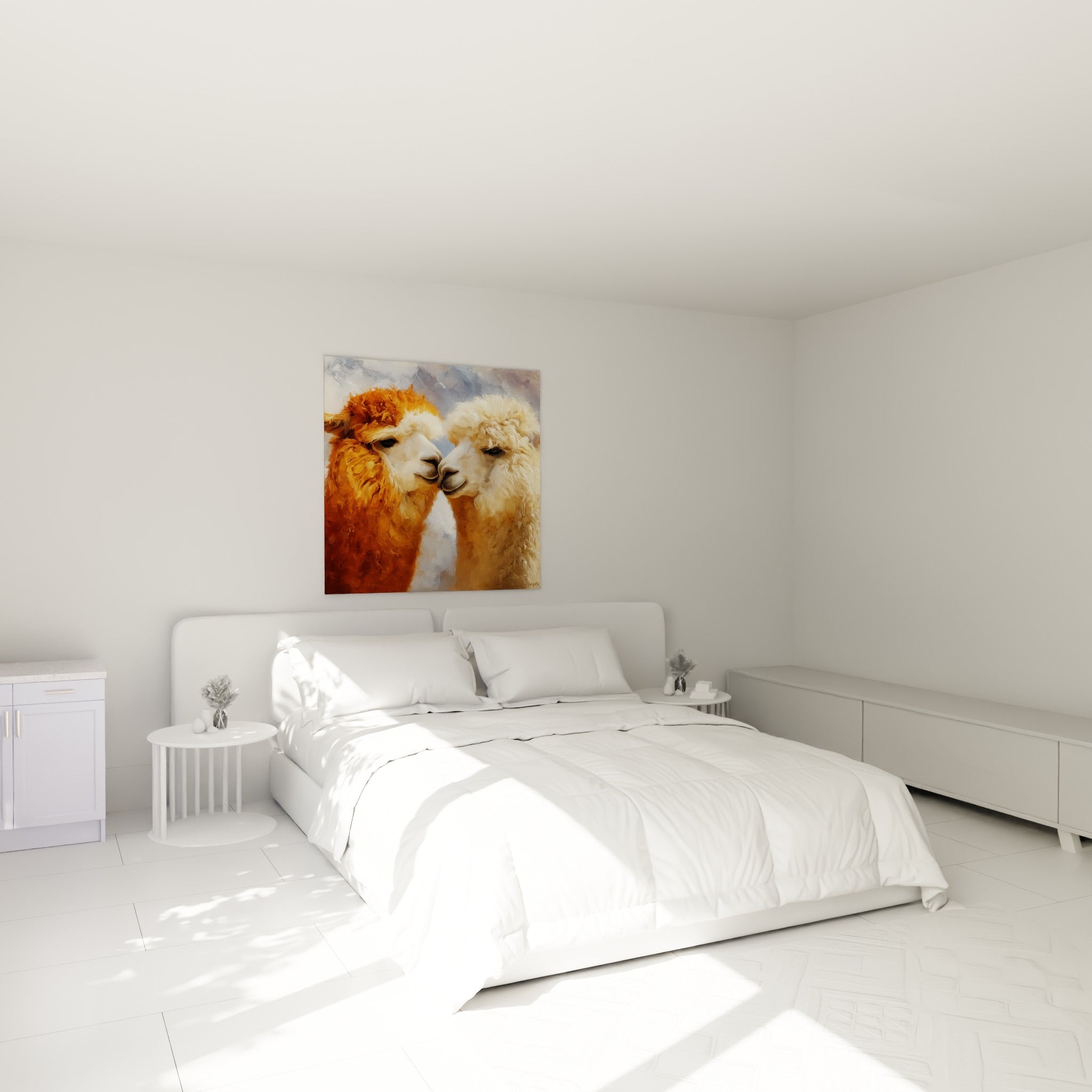 Deux lamas tendres aux teintes rousses et crème, accrochés au-dessus d'un lit dans une chambre claire