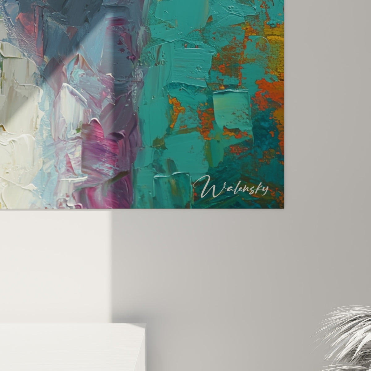 Empâtements épais et coulures de peinture blanche et turquoise sur ce portrait de lama fleuri