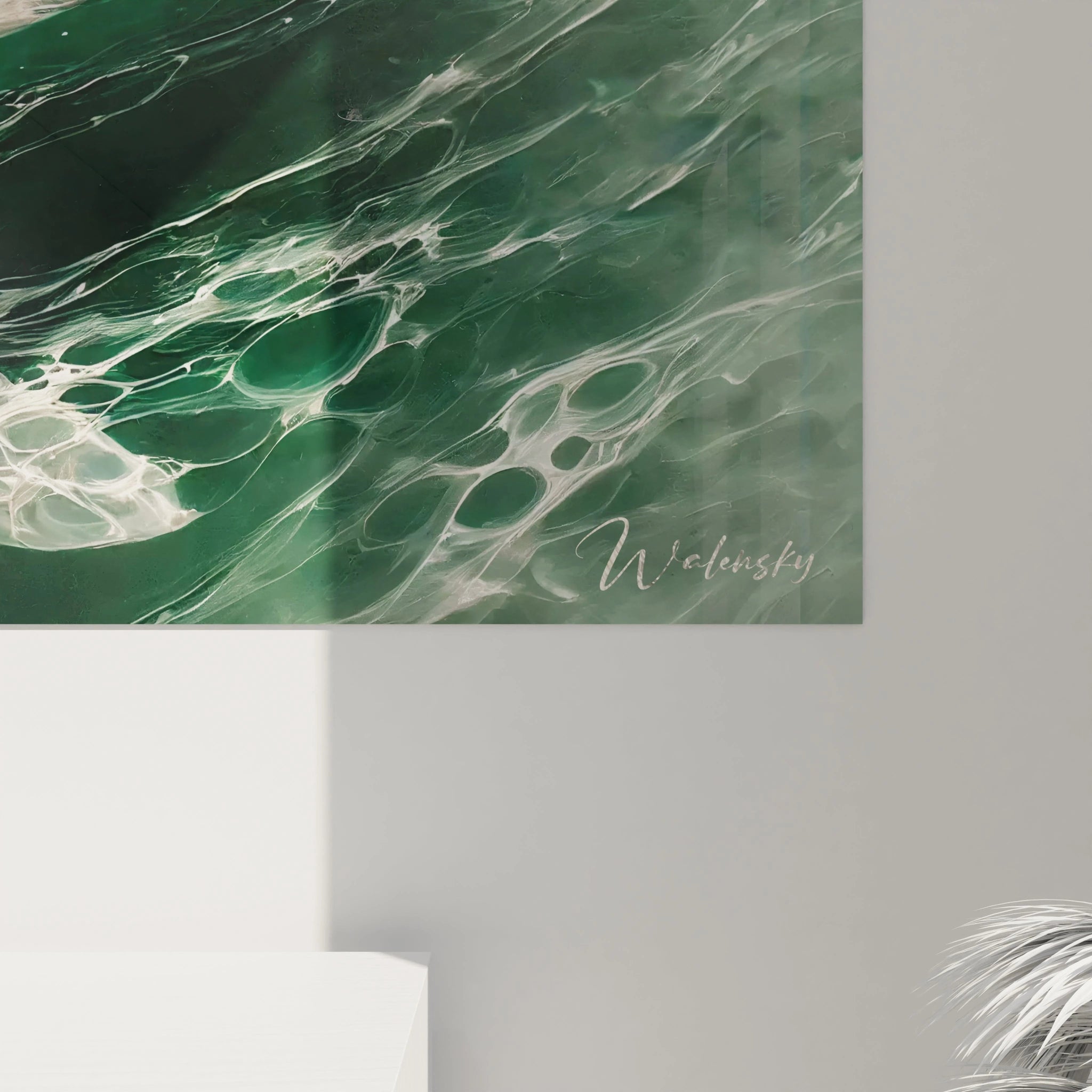 Vue de près, la carapace translucide de ce tableau tortue de mer révèle des détails minutieux. Une œuvre qui capte la lumière et reflète la tranquillité de l'océan dans toute sa splendeur.