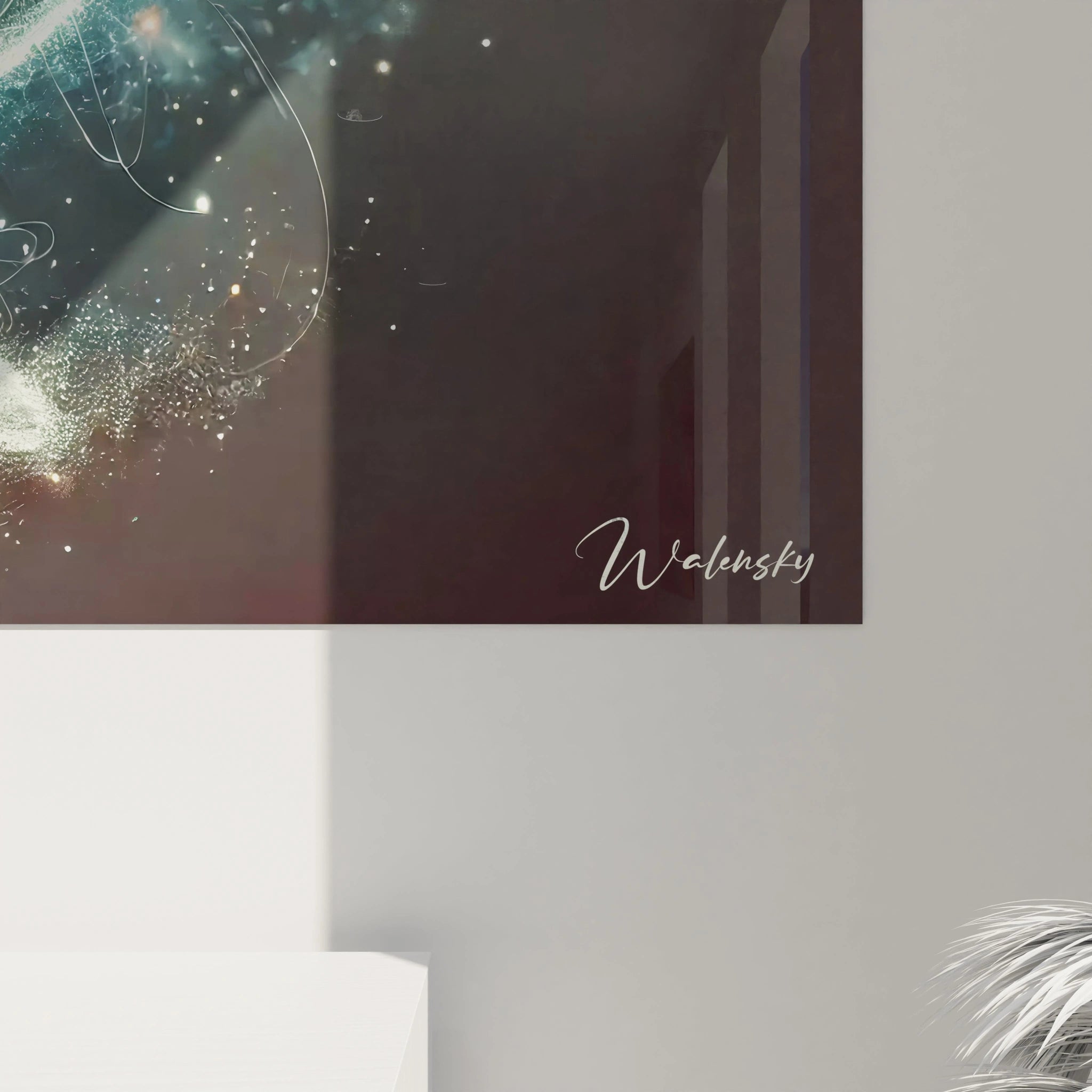 Une vue rapprochée du tableau baleine révèle les détails fascinants de ses lignes éthérées et lumineuses. Cette œuvre captivante invite à la contemplation et ajoute une touche mystique à tout espace.