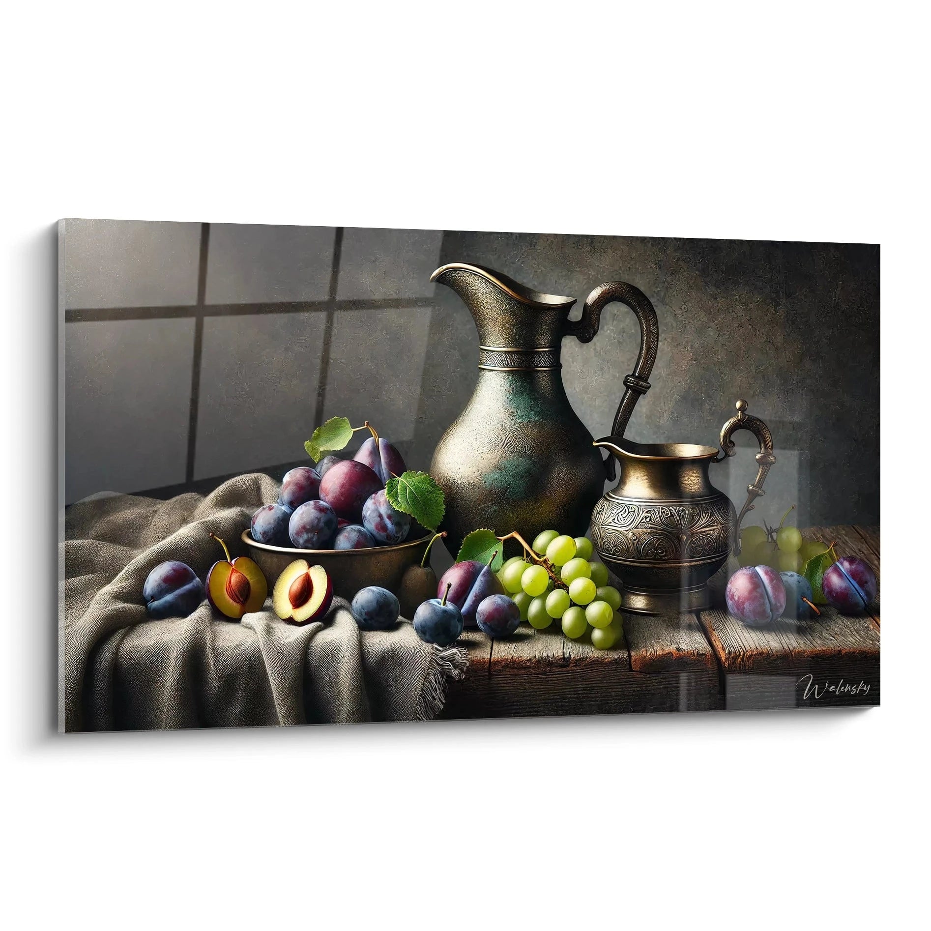 Un tableau nature morte abstrait présentant des pichets métalliques gravés, des prunes violettes et des raisins verts sur une table en bois, avec un fond gris texturé.
