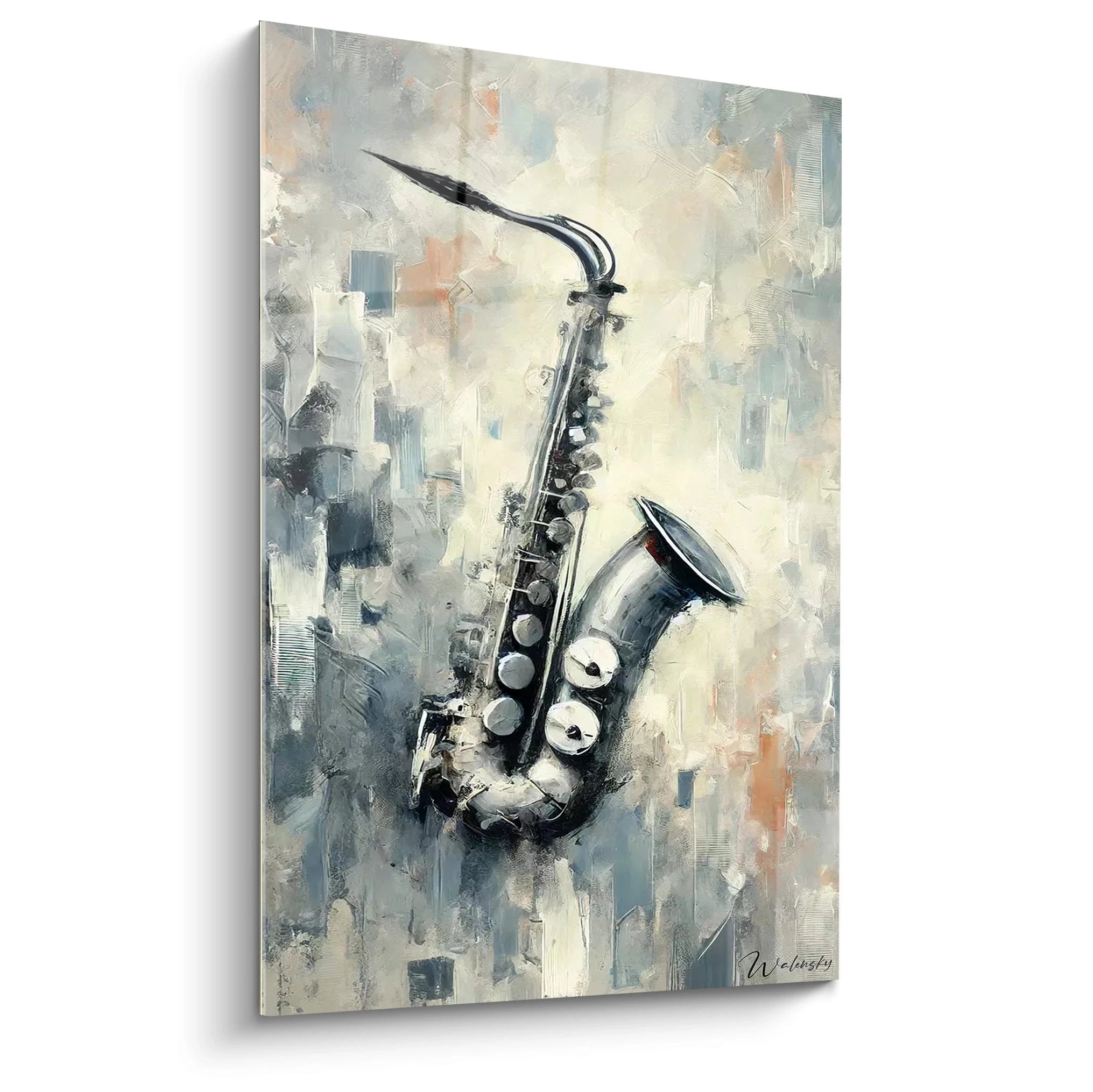 Un tableau abstrait présentant un saxophone argenté sur fond texturé de nuances gris, blanc et bleu pastel. L'art fusionne harmonieusement détails et fluidité musicale. Ambiance apaisante garantie.