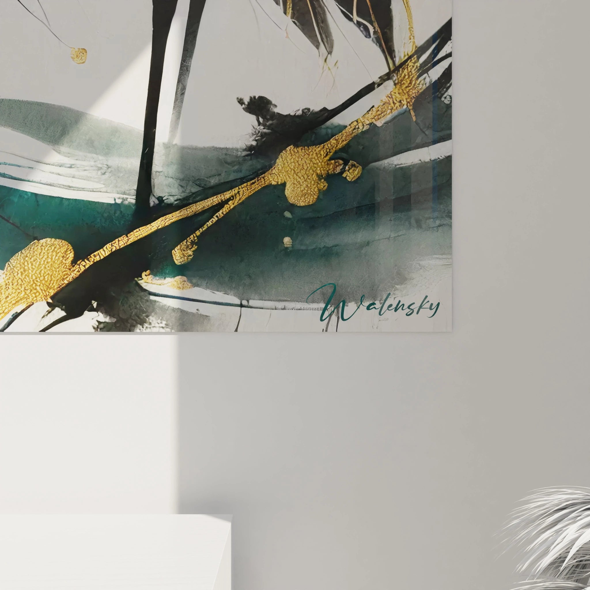 Vue de pres du tableau heron L elegance des plumes et les touches dorees subtiles apportent un contraste saisissant ideal pour un interieur chic et apaisant