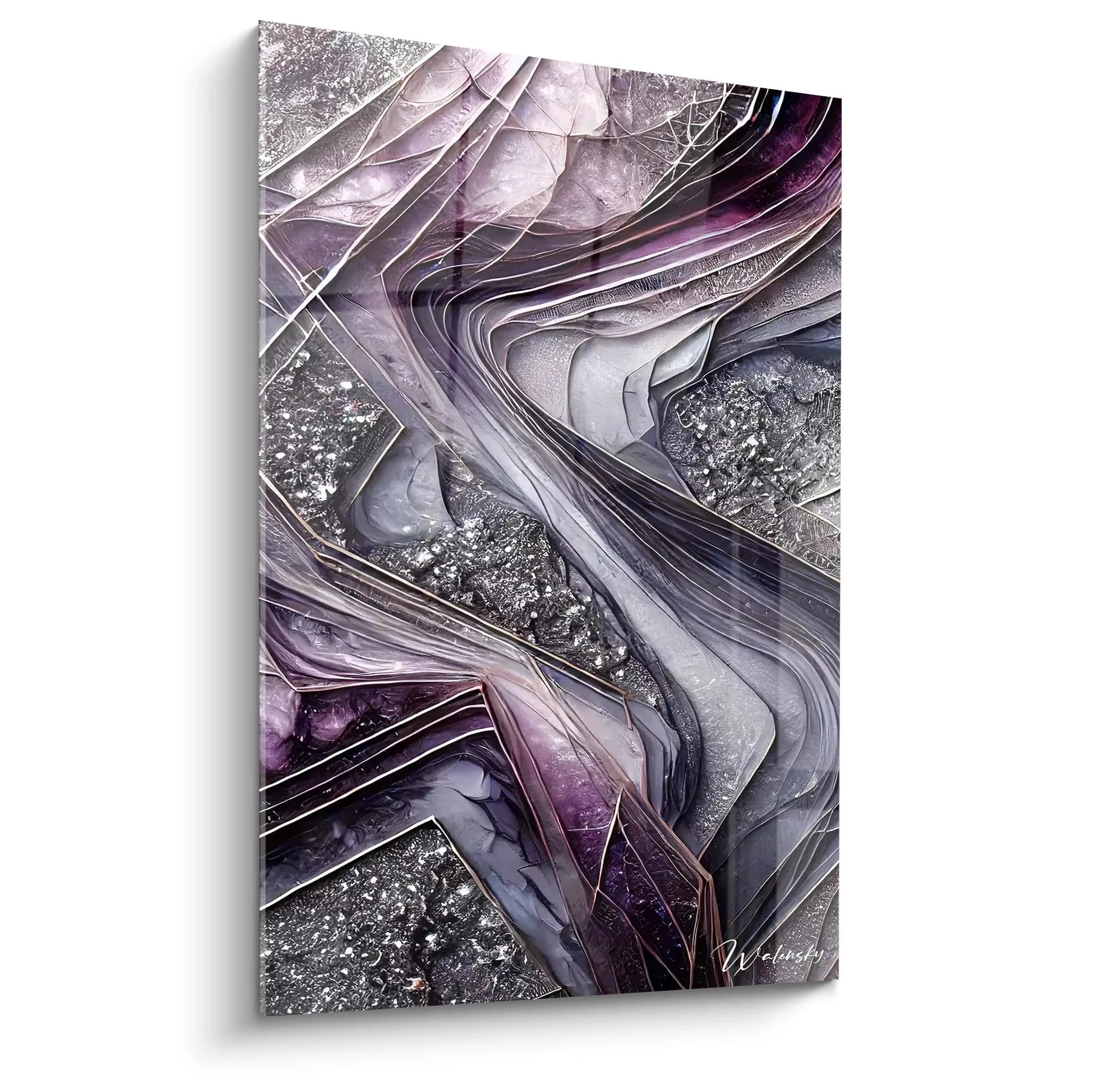 Vue de biais du tableau, mettant en avant les couches de résine epoxy qui créent une profondeur fascinante. Les nuances de violet et d'argent se mélangent avec des formes fluides et géométriques, créant une atmosphère mystérieuse. Tableau style epoxy.