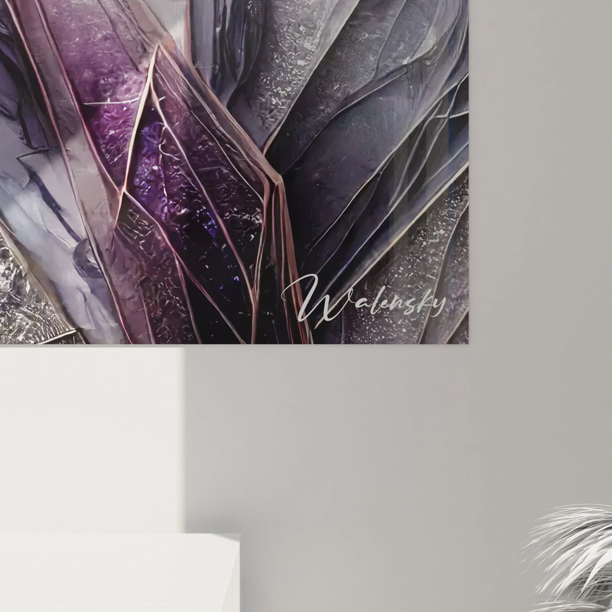 Vue rapprochée du tableau, où les détails de la résine epoxy révèlent des strates superposées et des éclats argentés. Les couleurs froides de violet et gris se fondent harmonieusement, créant une texture fascinante.