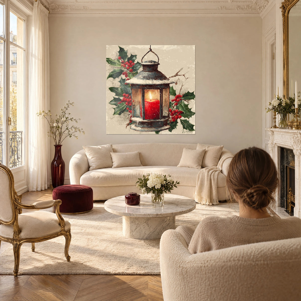 Tableau lanterne ancienne éclairée d'une bougie rouge, houx vert et baies écarlates, au-dessus d'un canapé dans un salon lumineux