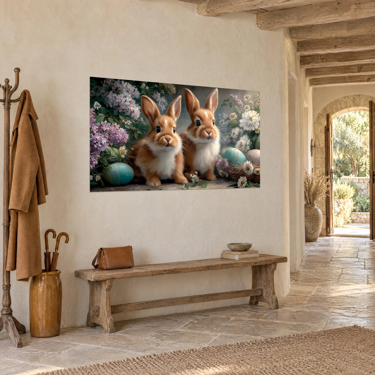 Quadro coppia di conigli soffici ocra e bianchi accanto a un cesto di uova pastello, appeso in un ingresso di pietra chiara