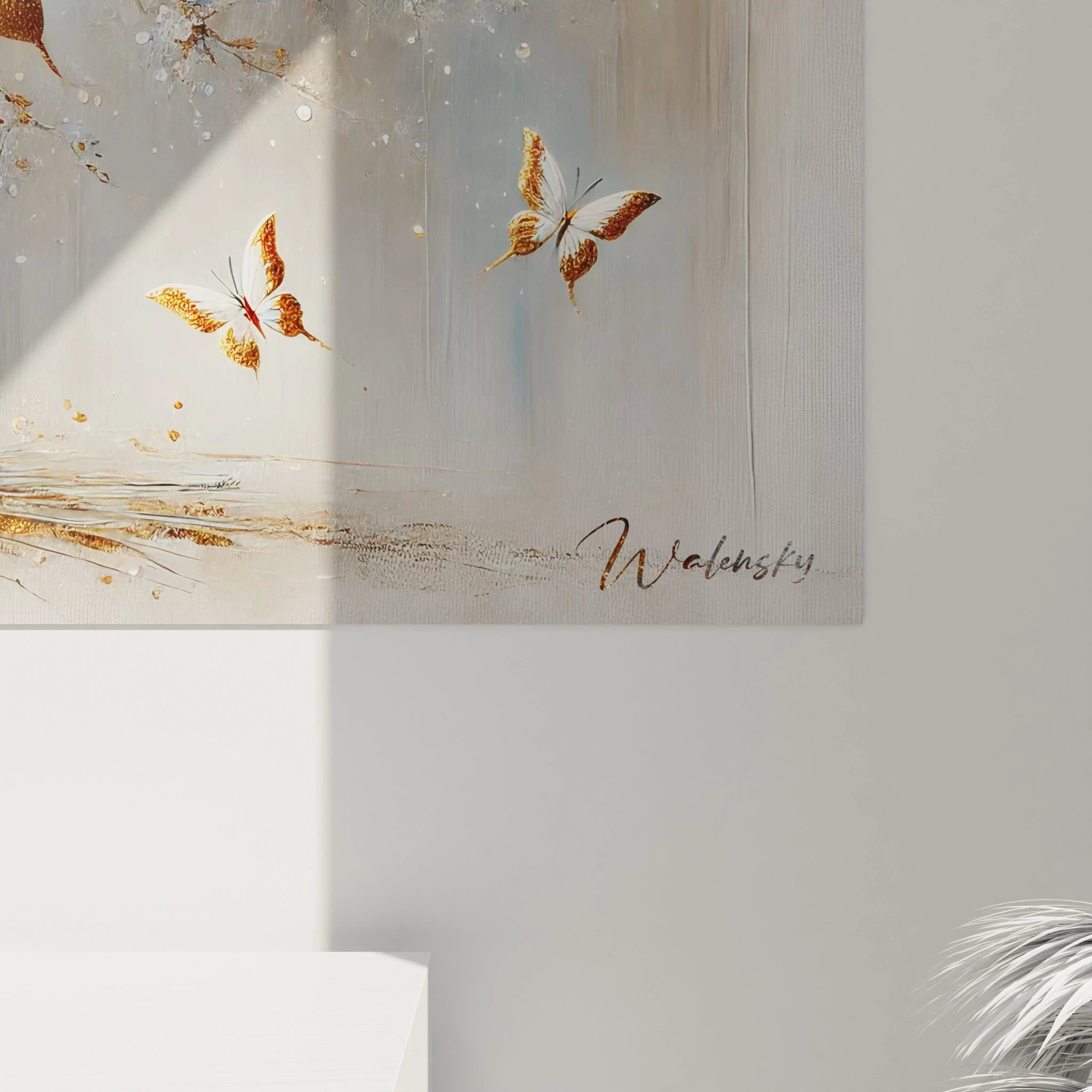 Vue de pres du tableau papillon, details des nuances dorées et motifs subtils. Ce tableau evoque transformation et serenite, parfait pour apporter une ambiance apaisante et inspiree a votre decoration.