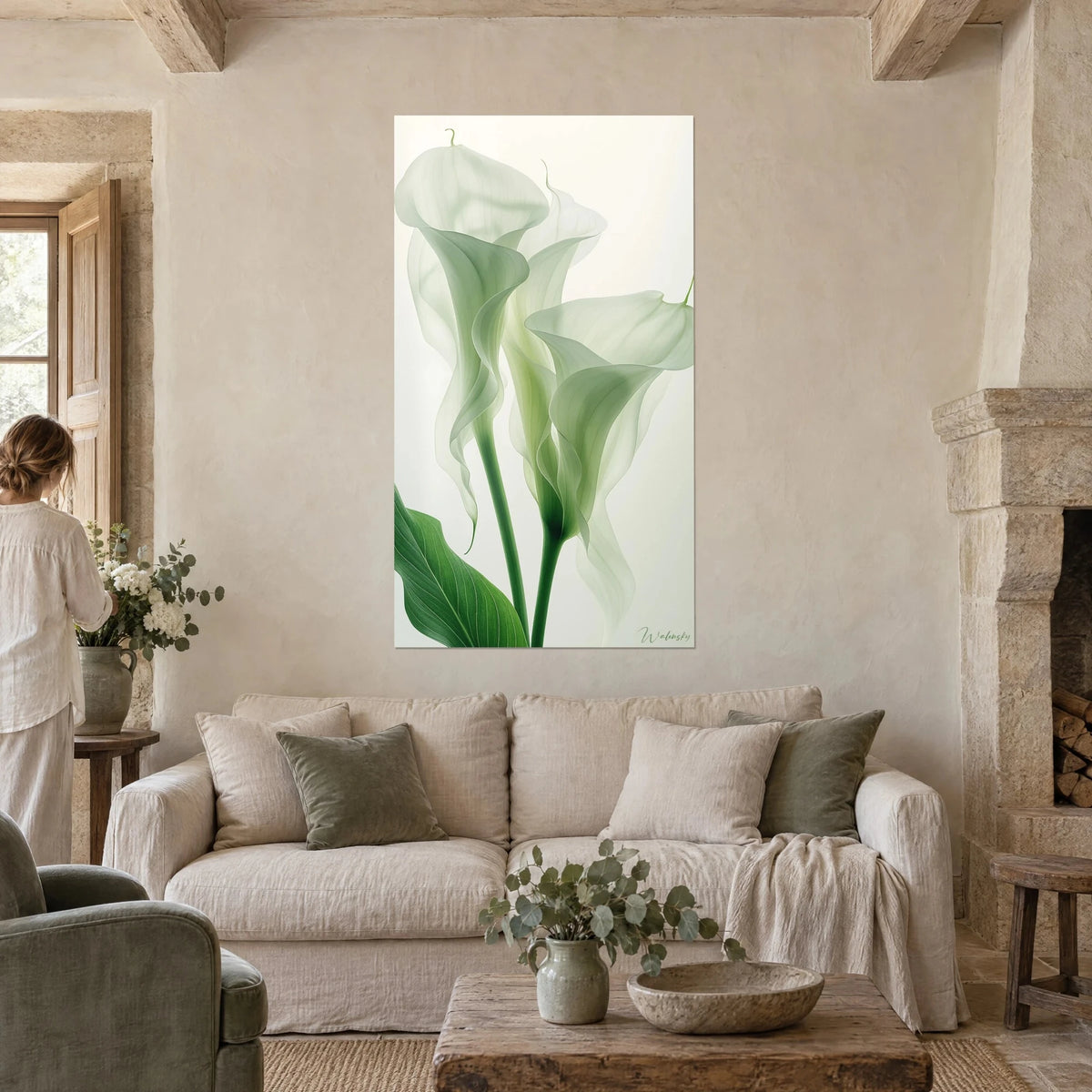Tableau arums translucides vert tendre sur fond crème, tiges émeraude, au-dessus d'un canapé dans un salon lumineux