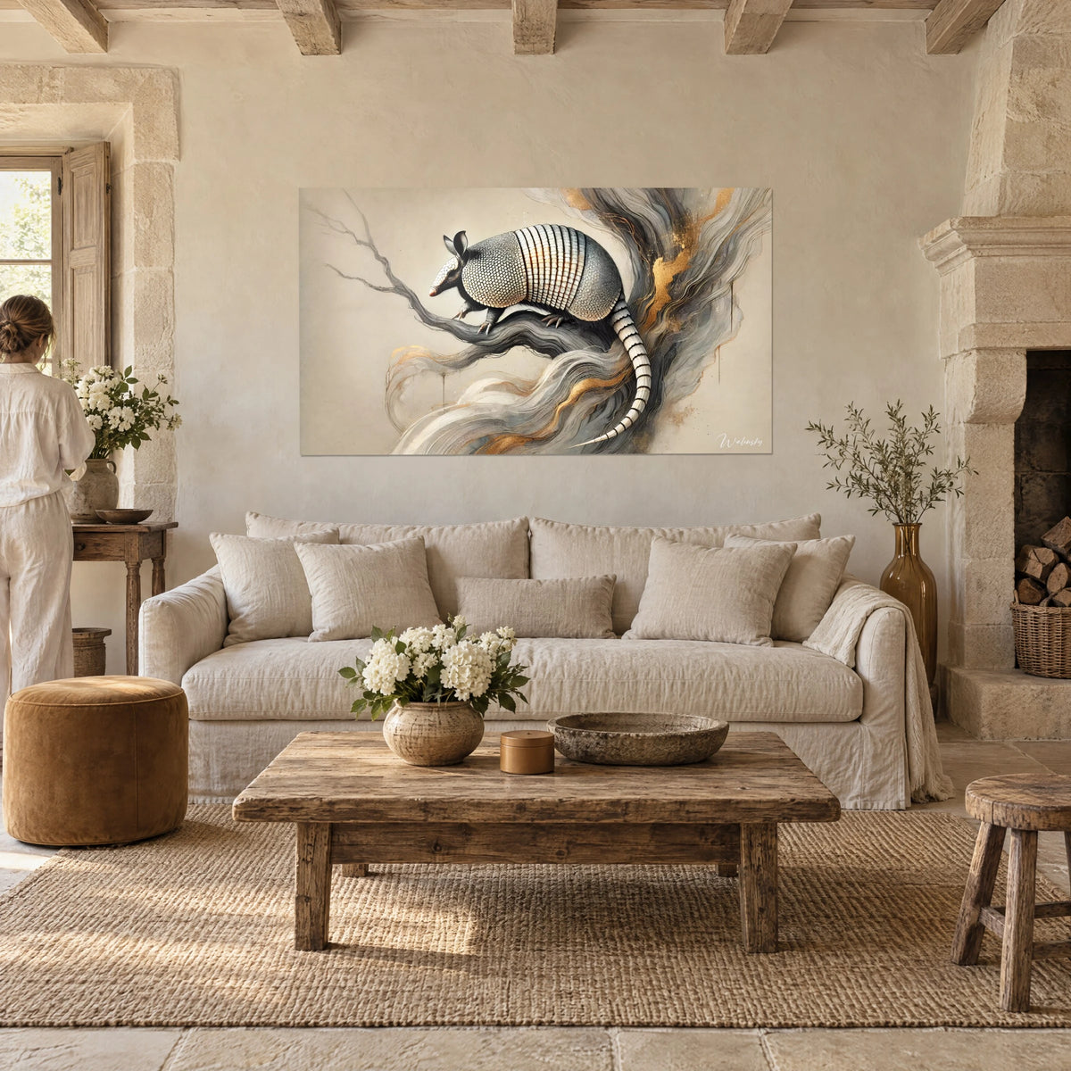Πίνακας αρμαδίλο σκαρφαλωμένο σε γκρίζο κλαδί, ασημένιος θώρακας και χρυσές σπείρες, πάνω από έναν καναπέ σε φωτεινό σαλόνι