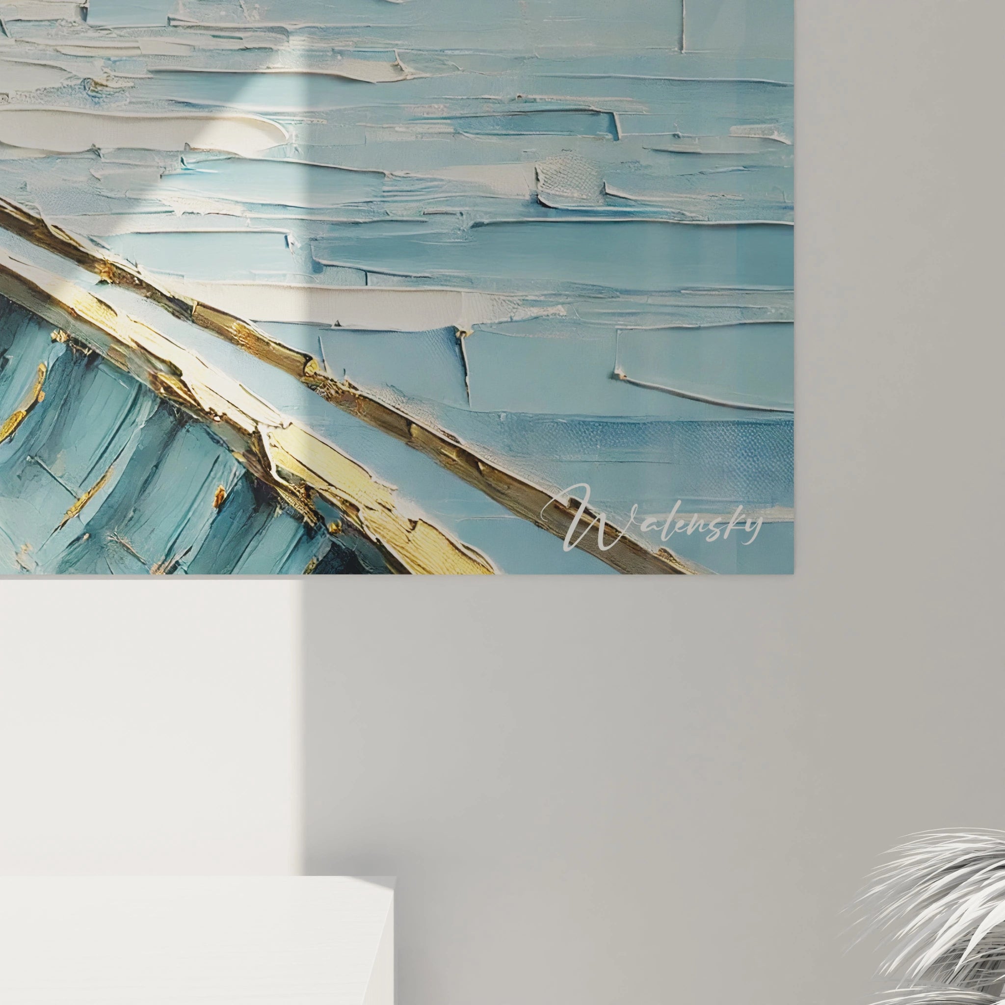 Vue rapprochée du Tableau Marin révélant les détails texturés de l’œuvre. La palette bleue et les touches d'or apportent profondeur et lumière, évoquant l'immensité et la sérénité océaniques.