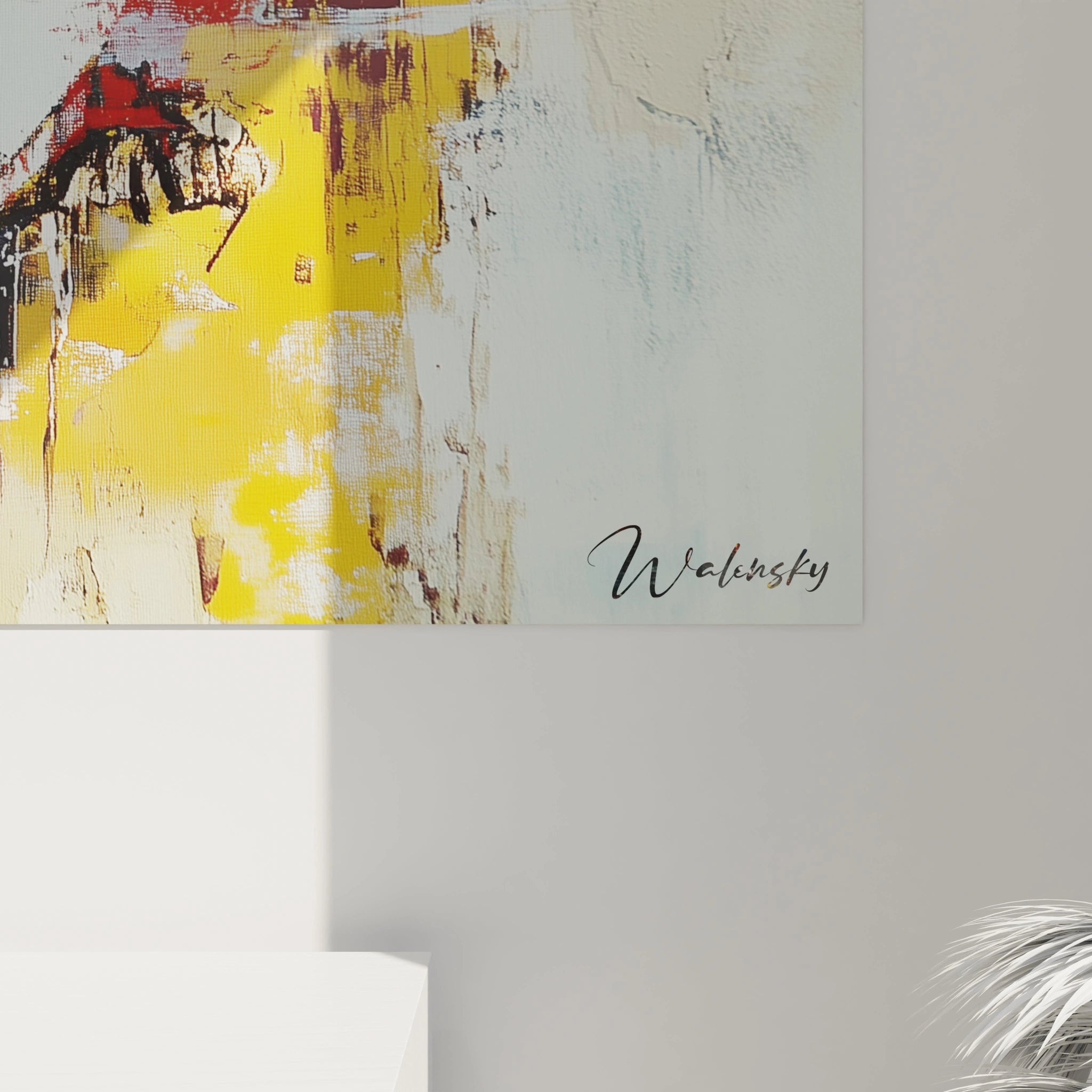 Gros plan sur les textures brutes et les coups de pinceau rouges dans un tableau abstrait captivant.