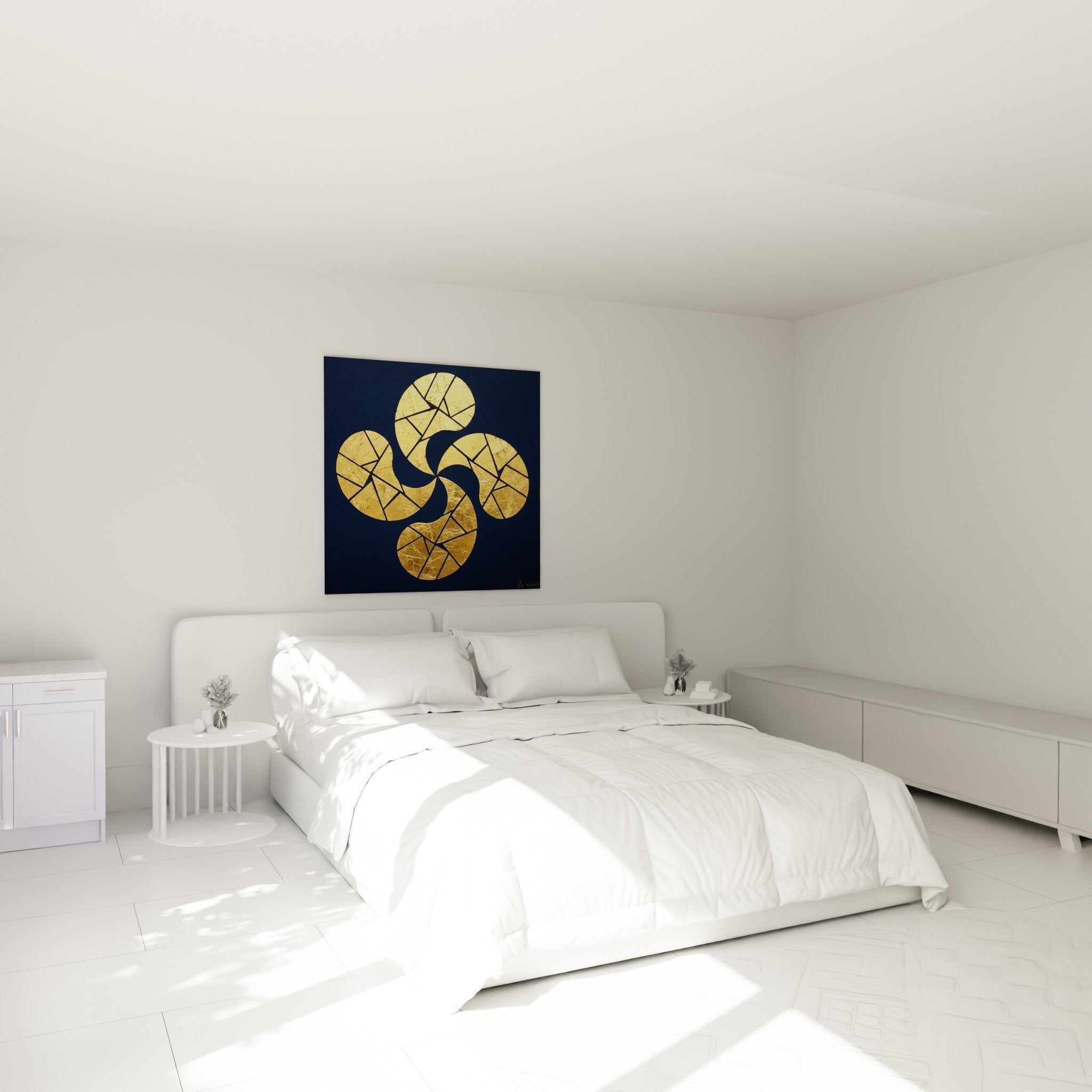 Tableau croix basque dorée dans chambre moderne - décoration murale symbole lauburu Pays Basque bleu marine