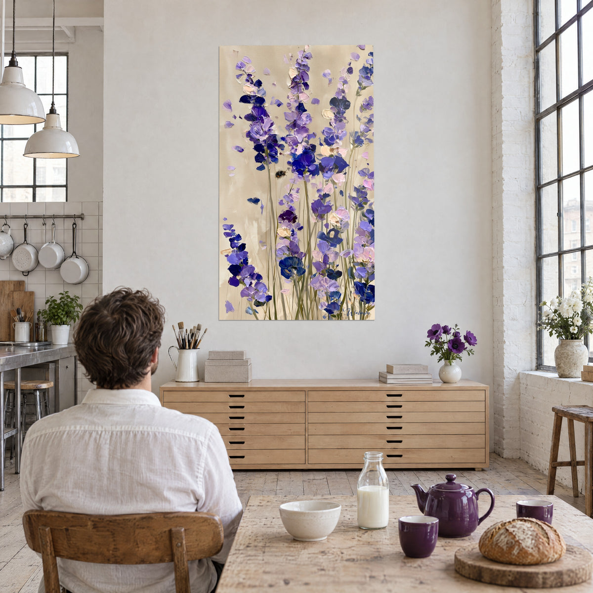 Quadro bombo scuro vicino a fiori blu reale e lavanda, materia spessa a spatola, uomo di spalle in un loft d'artista