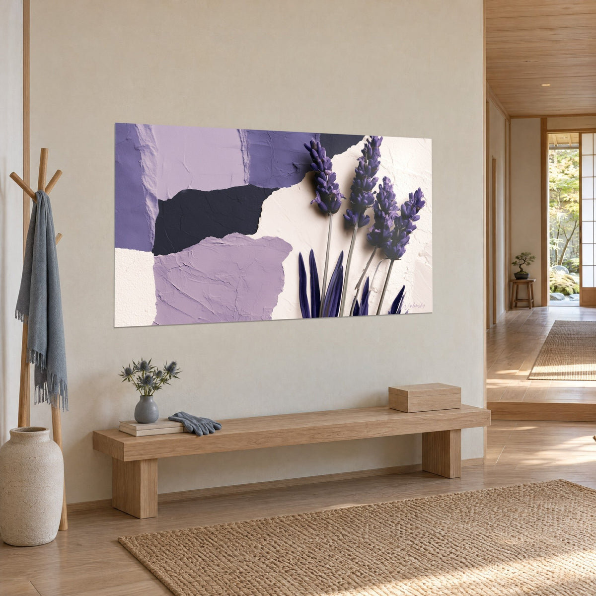 Gemälde Violetter Blumenstrauß mit grauen Stielen auf Collage aus zerknittertem Papier in Mauve und Cremeweiß, beige Wand eines Japandi-Flurs