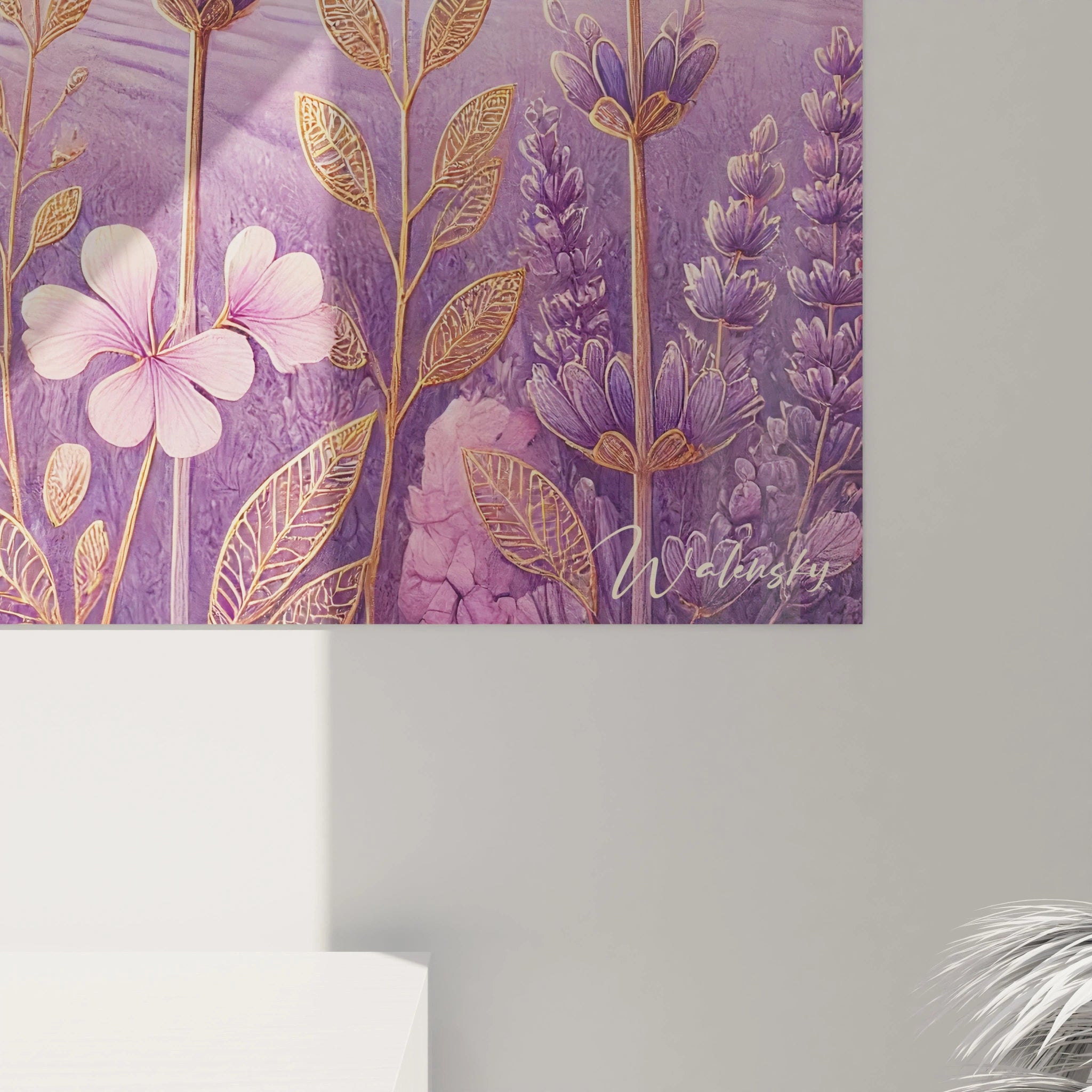 Vue rapprochée du Tableau Champs de Lavande révélant ses détails minutieux Les touches dorées subliment le violet profond des fleurs et rappellent la magie du crépuscule