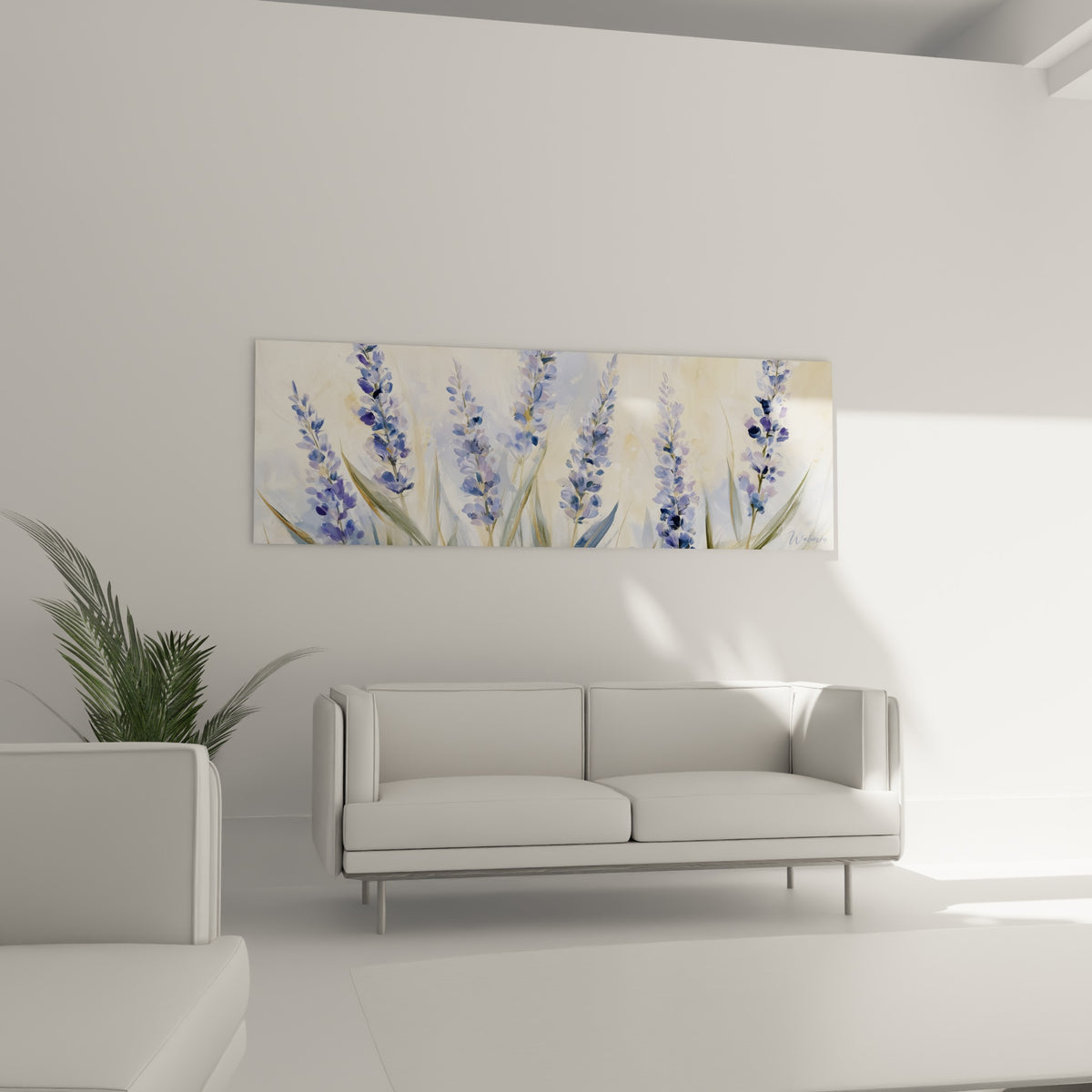 Fleurs de lavande bleu pastel et violettes sur fond ocre, au-dessus d'un canapé dans un salon lumineux
