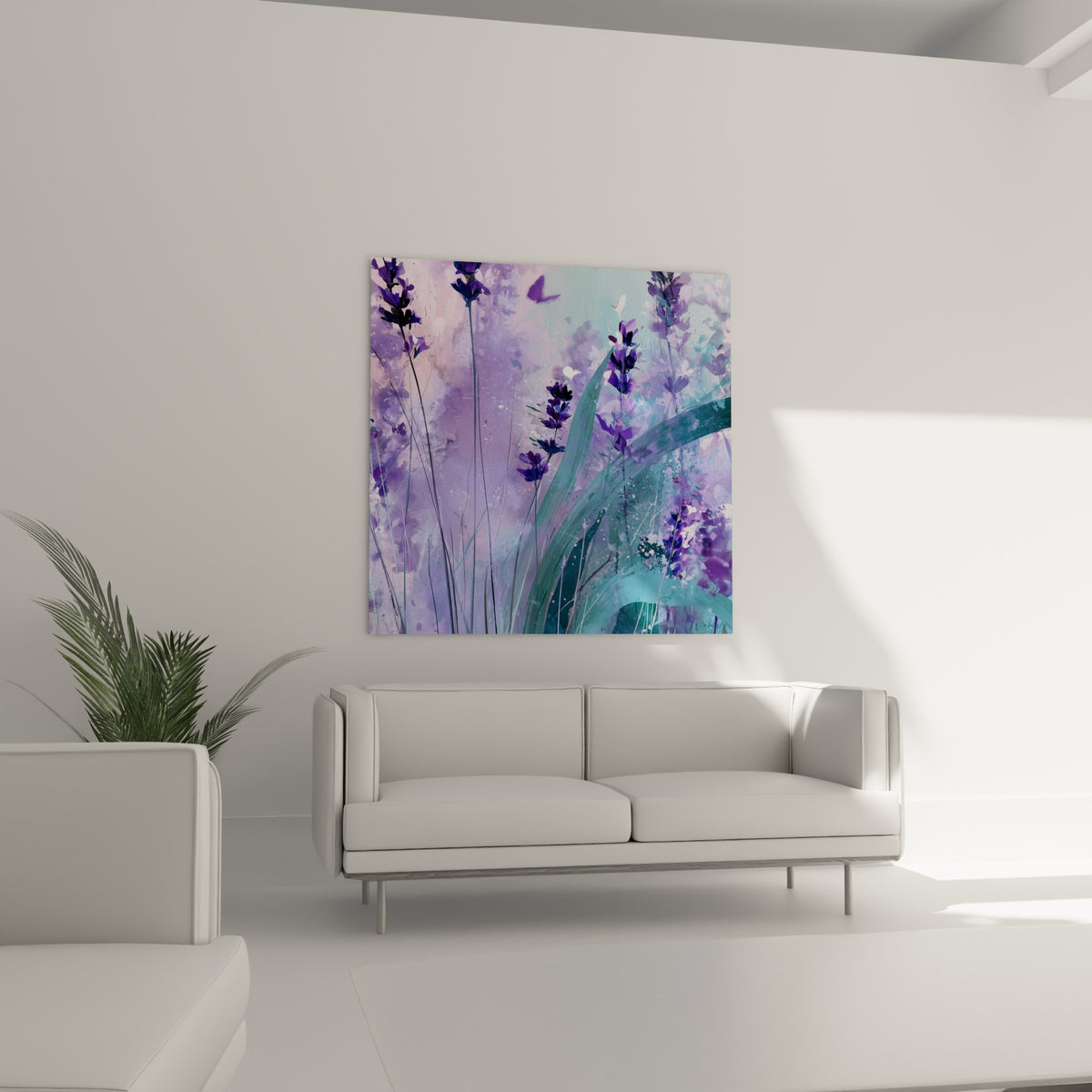 Tiges de lavande bleu sarcelle et violettes au-dessus d'un canapé dans un salon lumineux