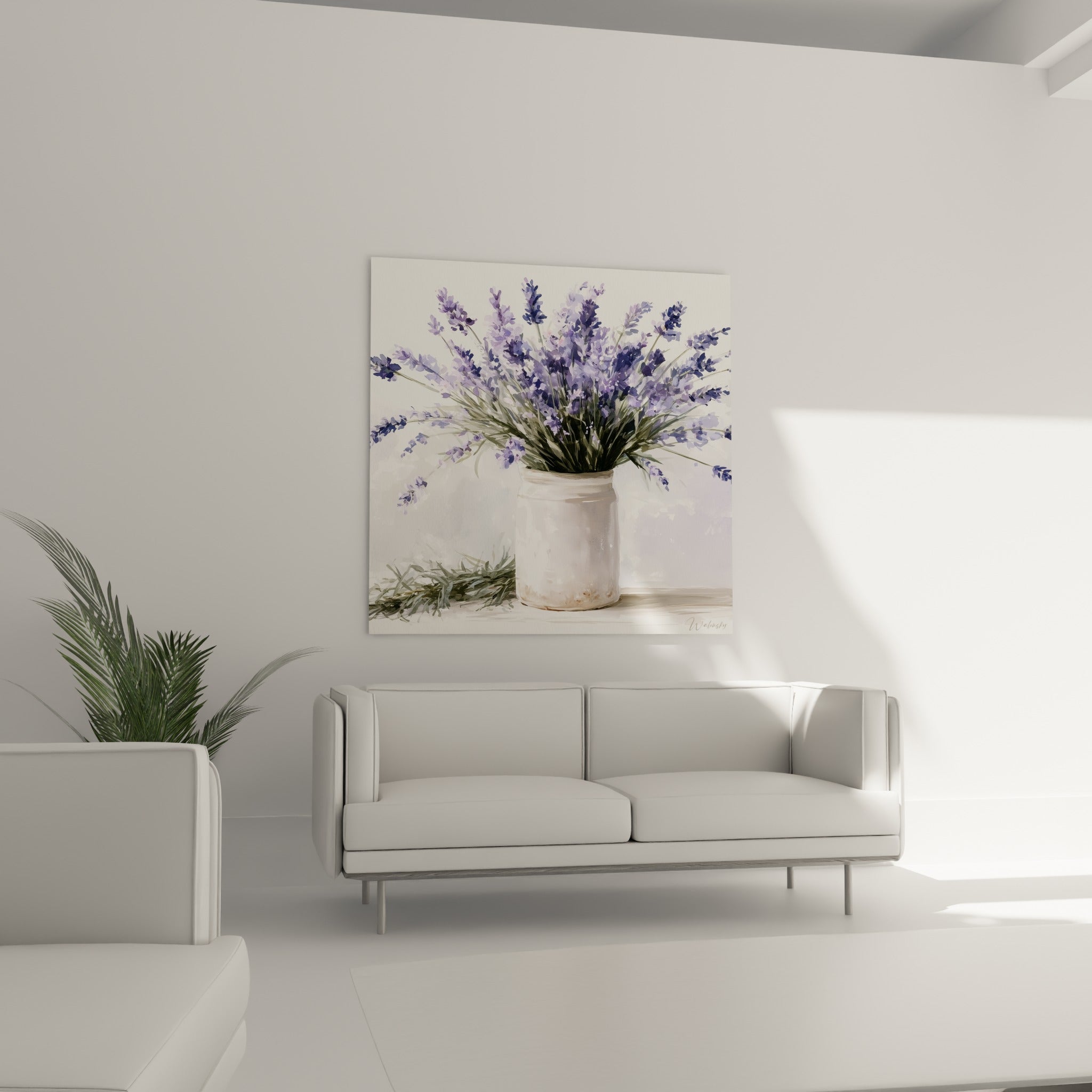 Bouquet lavande mauve et blanc au-dessus d'un canapé dans un salon lumineux