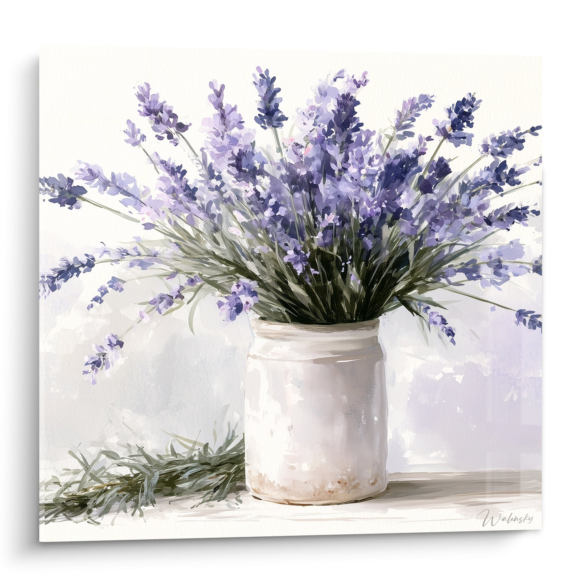Bouquet de lavande violette et mauve dans un pot de grès blanc patiné