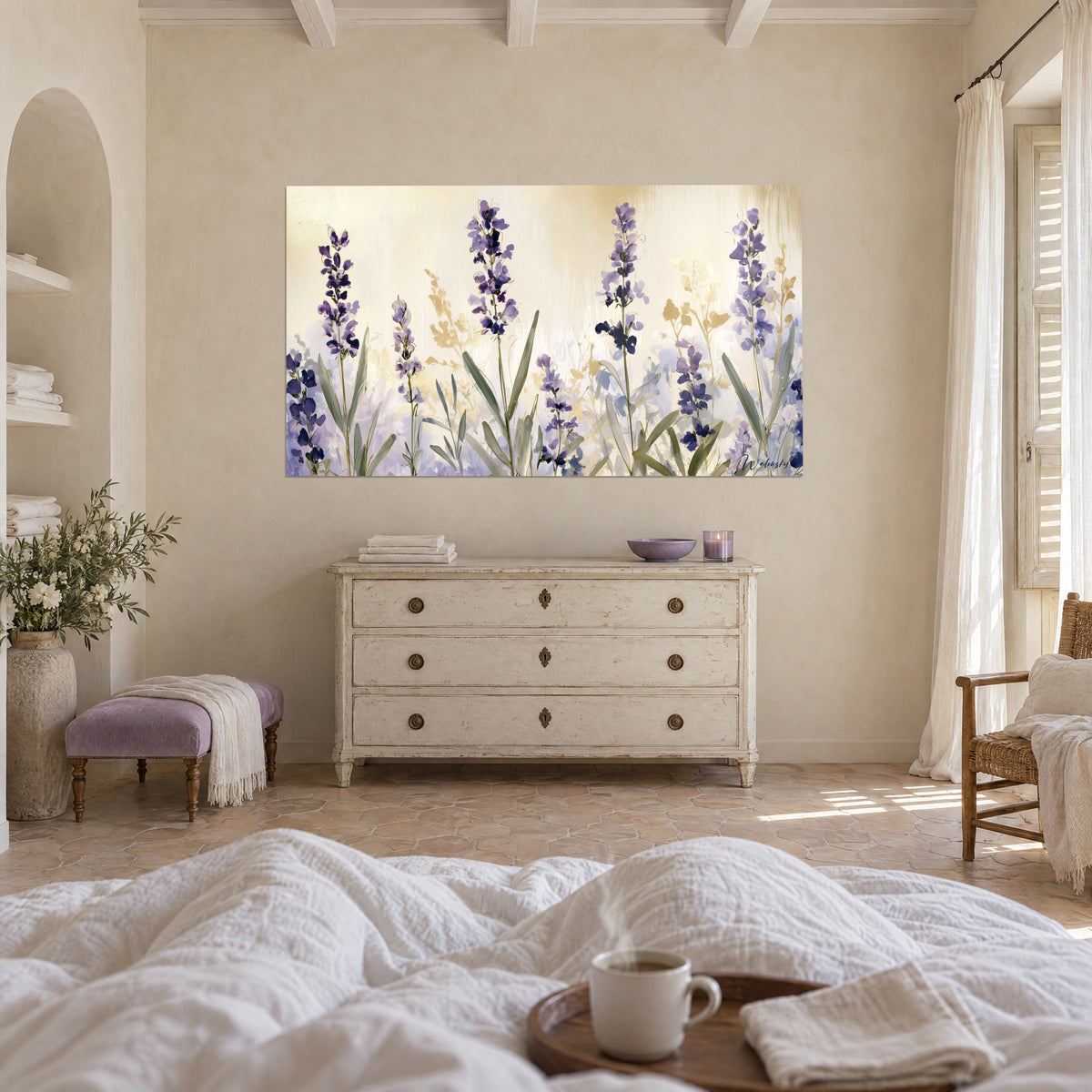 Quadro mazzi di lavanda dipinti, petali viola e tocchi d'oro su fondo crema, sopra un letto in una camera luminosa