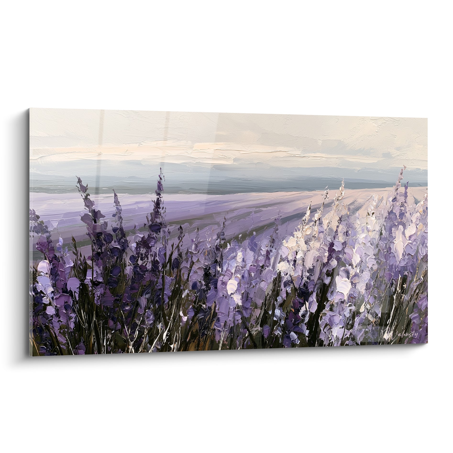 Lavande peinte au couteau, épis violets et blancs sous un ciel gris bleuté brumeux