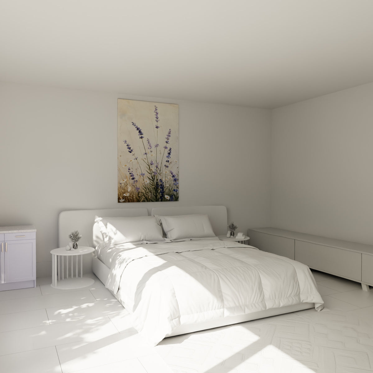 Bouquet de lavande bleu marine et marguerites blanches au-dessus d'un lit dans une chambre claire