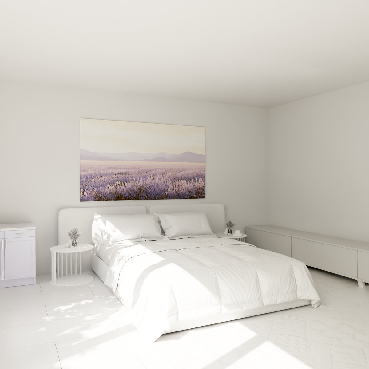 Lavande mauve et crème accrochée au-dessus d'un lit dans une chambre claire, ambiance provençale douce