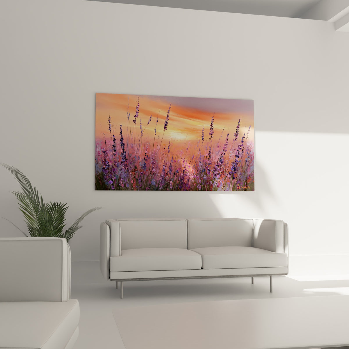 Tiges de lavande mauve et lumière dorée du soir au-dessus d'un canapé dans un salon lumineux