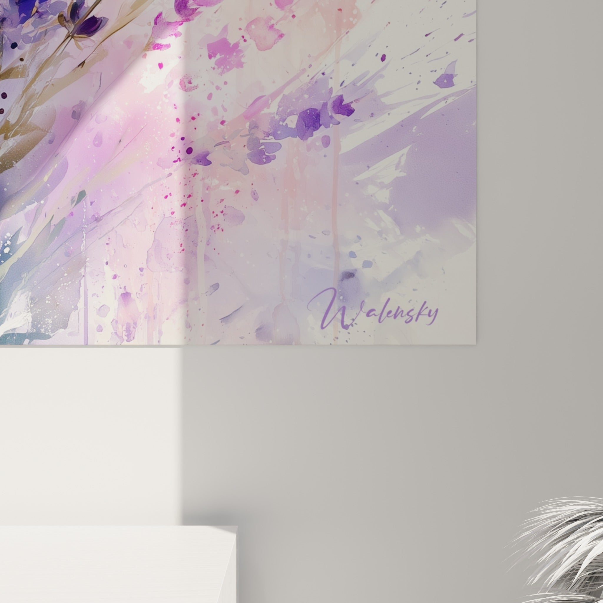 Détail des épis violets et roses de la lavande, coulures d'aquarelle et grain visible du tirage